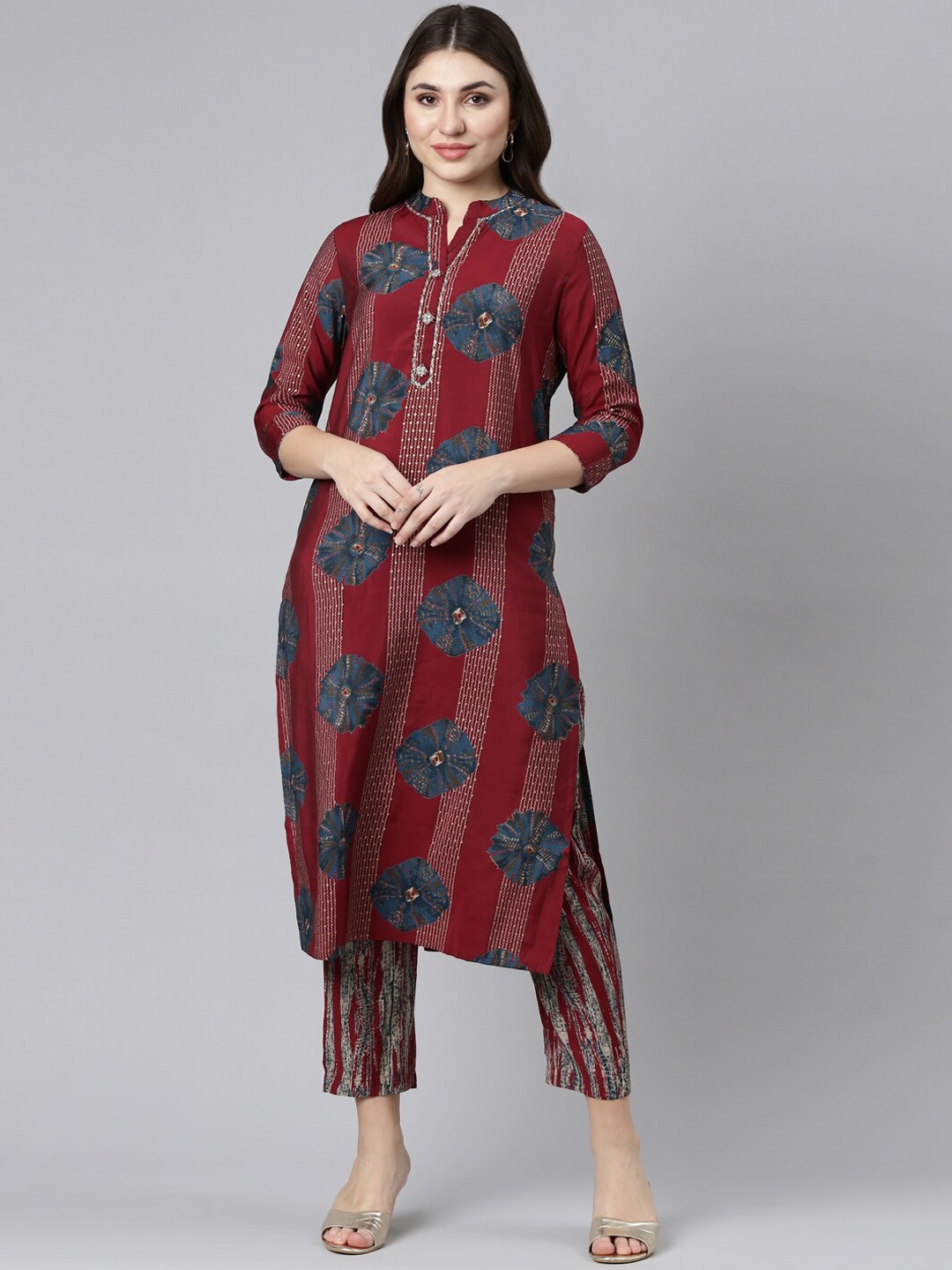 

Neerus Floral Printed Straight Kurta with Trousers, Maroon