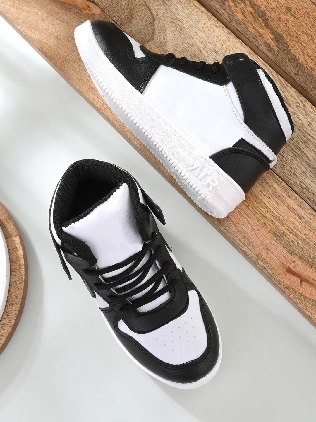 

BIRDE Boys Colourblocked Leather Lightweight Sneakers, Black