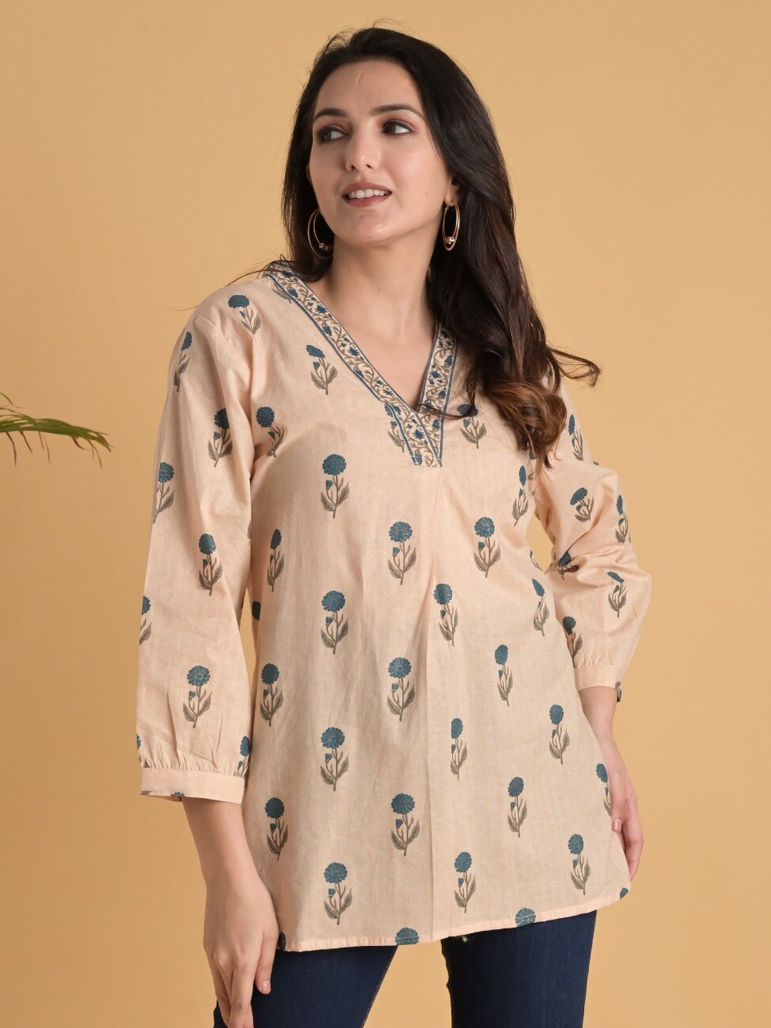 

Do Dhaage Floral Printed V-Neck Cotton Regular Top, Blue