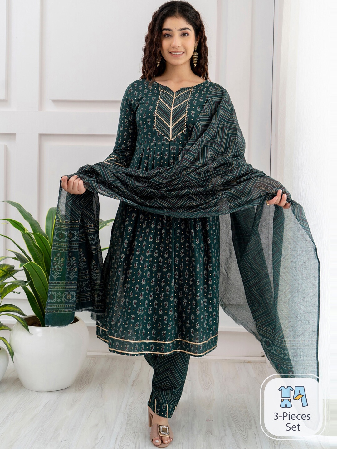 

SURHI Ethnic Motifs Embroidered Gotta Patti Straight Kurta with Trousers & With, Green