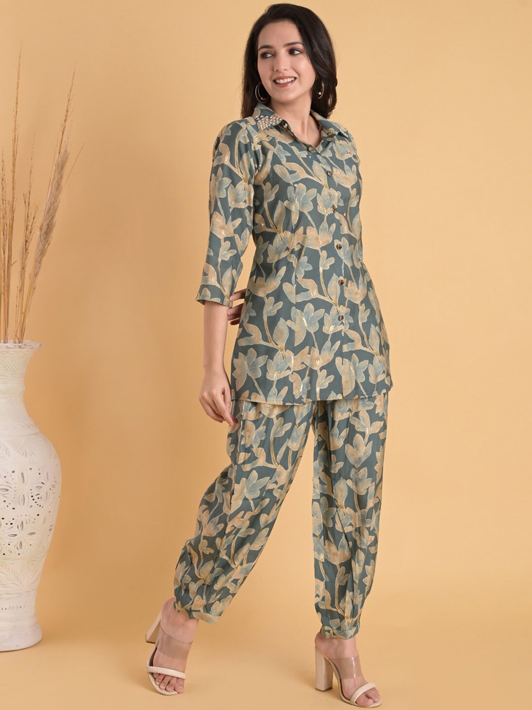 

Do Dhaage Floral Printed Embellished Tunic & Trousers, Green