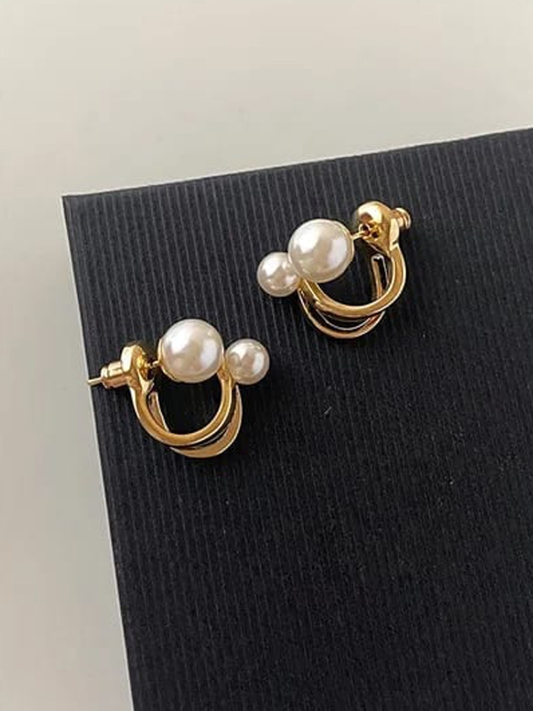 

VIEN Gold-Plated Contemporary Pearl Beaded Studs Earrings