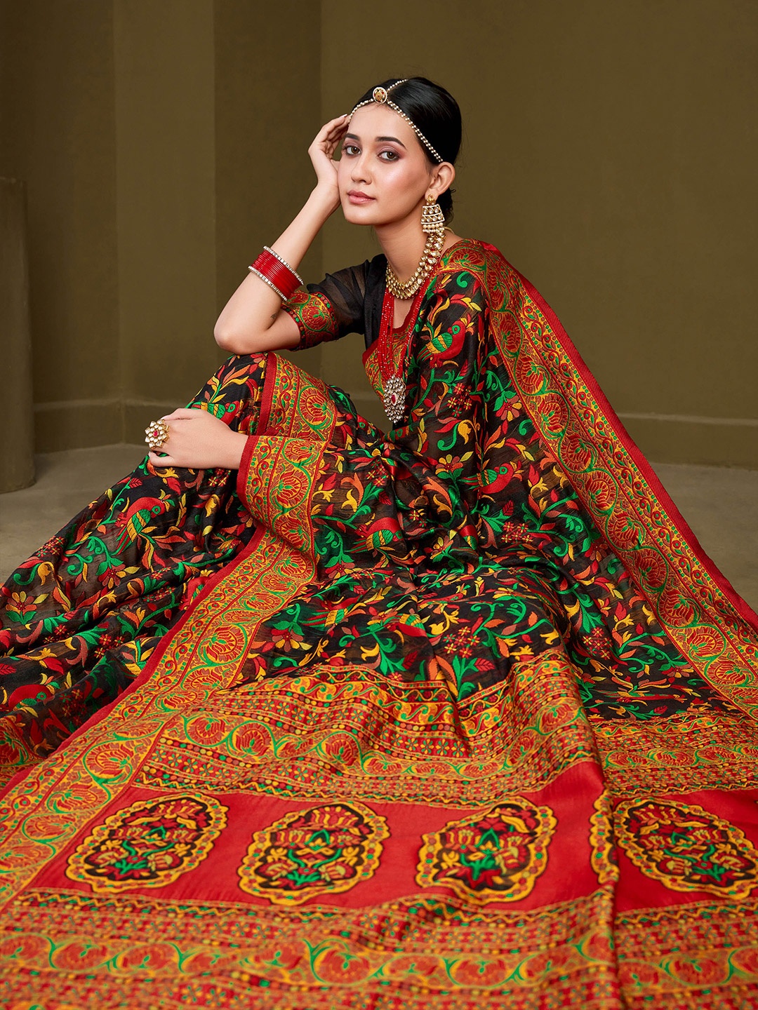 

Sangria Ethnic Motifs Printed Saree, Black