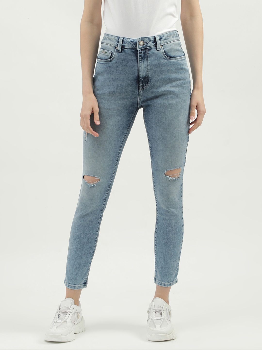 

United Colors of Benetton Women Skinny Fit High-Rise Mildly Distressed Light Fade Jeans, Blue