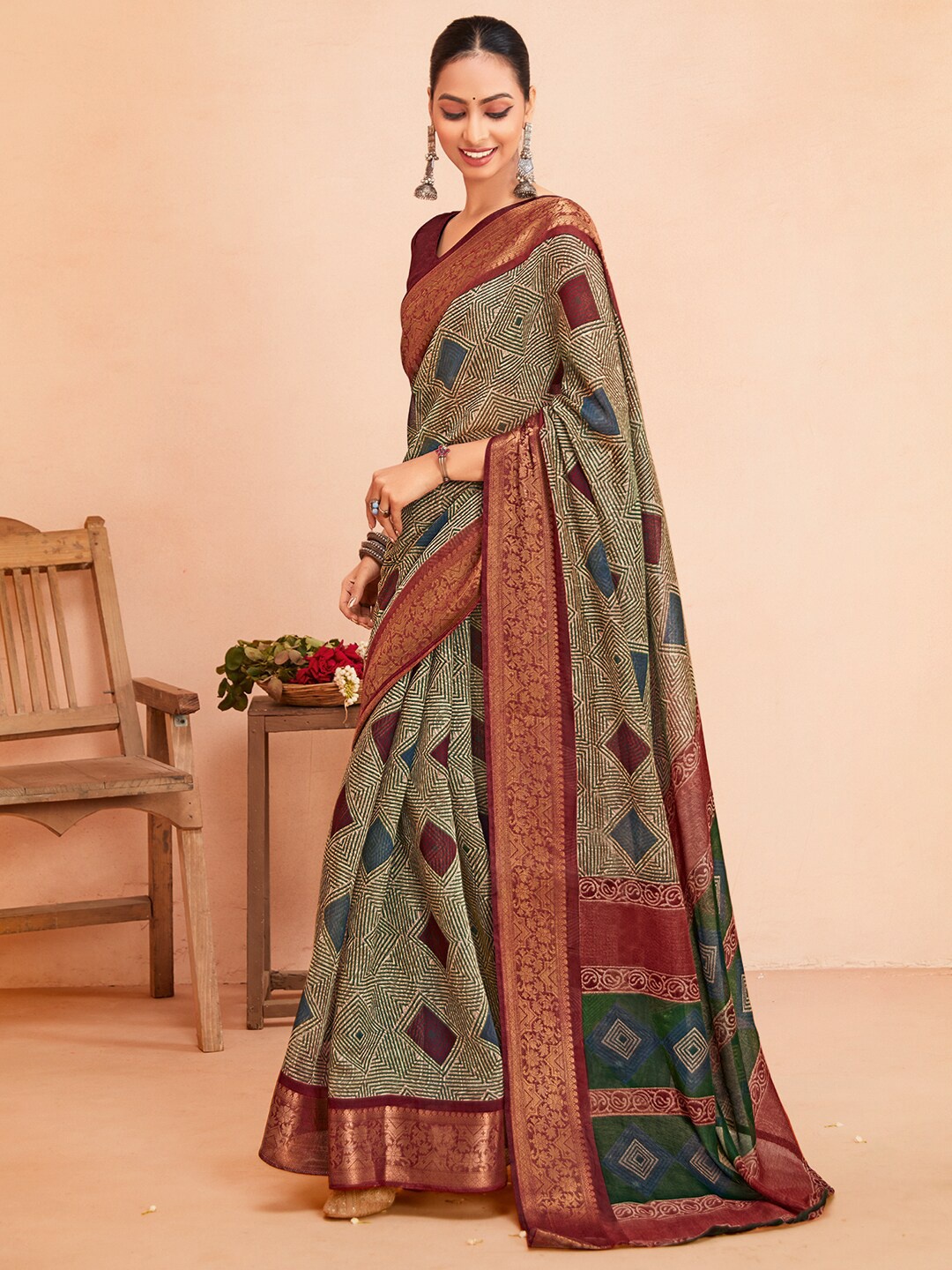 

Saree mall Geometric Printed Zari Sungudi Sarees, Green