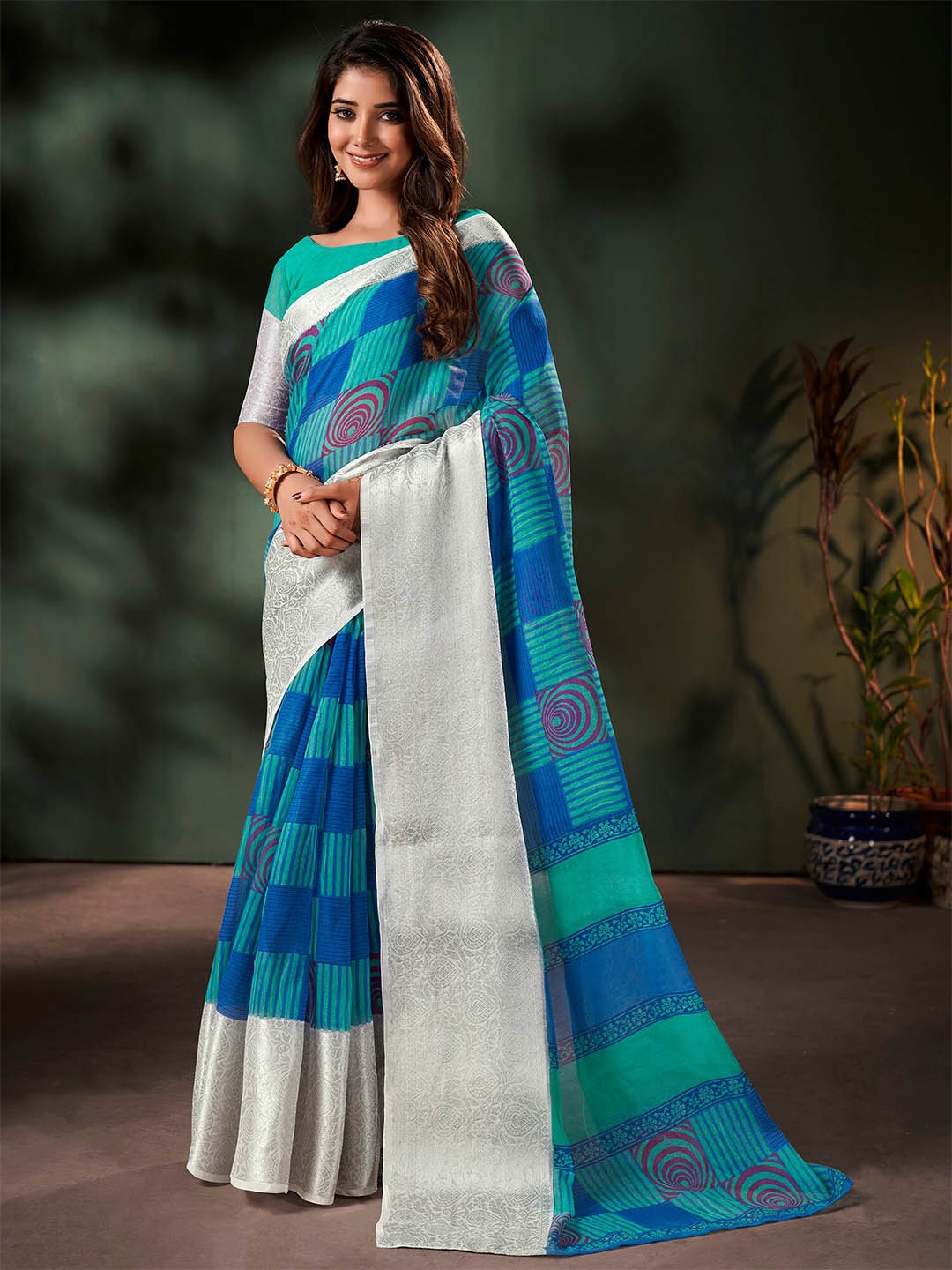 

Saree mall Geometric Printed Zari Sungudi Sarees, Blue