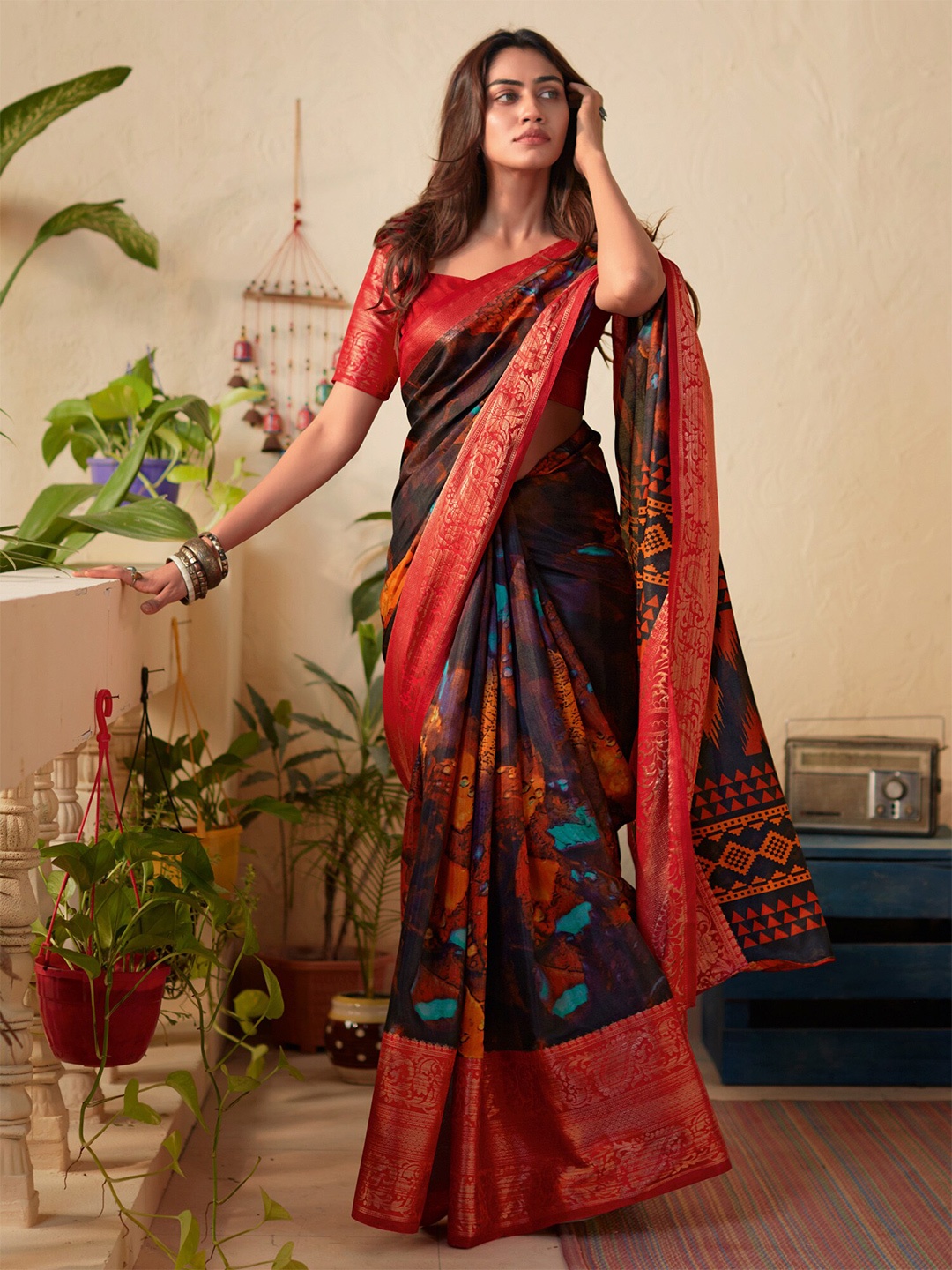 

Saree mall Abstract Printed Zari Sungudi Sarees, Black