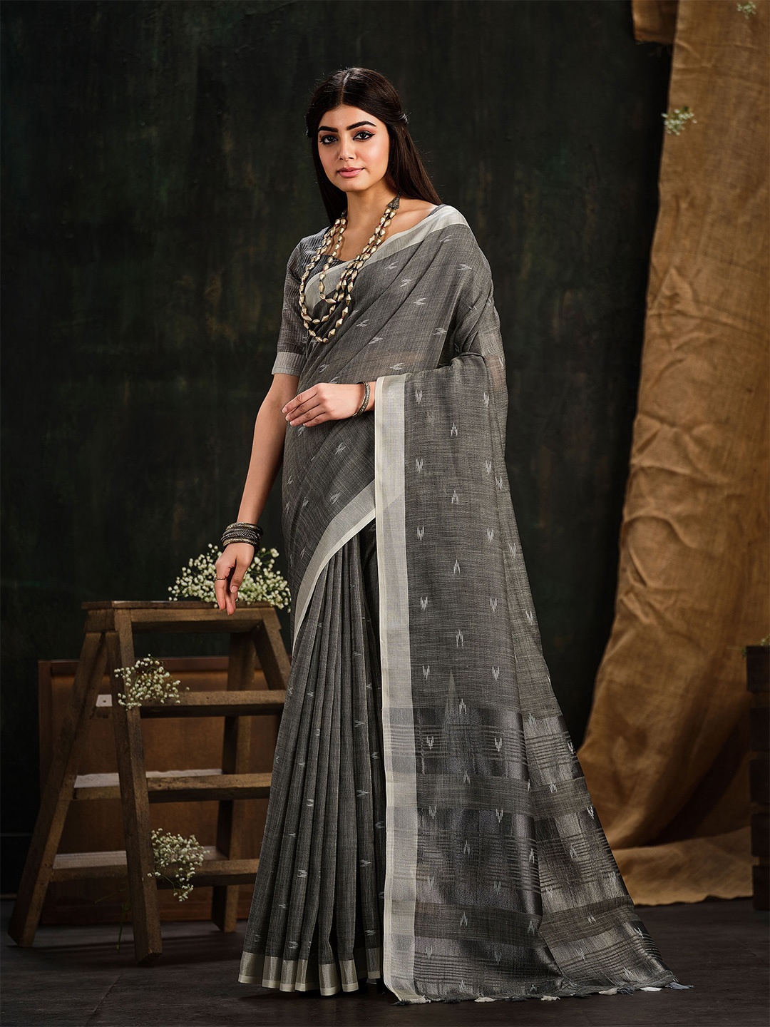 

Sangria Geometric Printed Saree, Grey