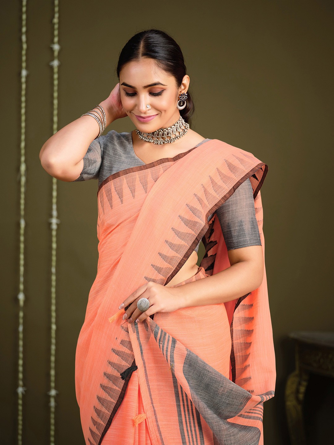 

Sangria Woven Design Saree With Blouse Piece, Peach