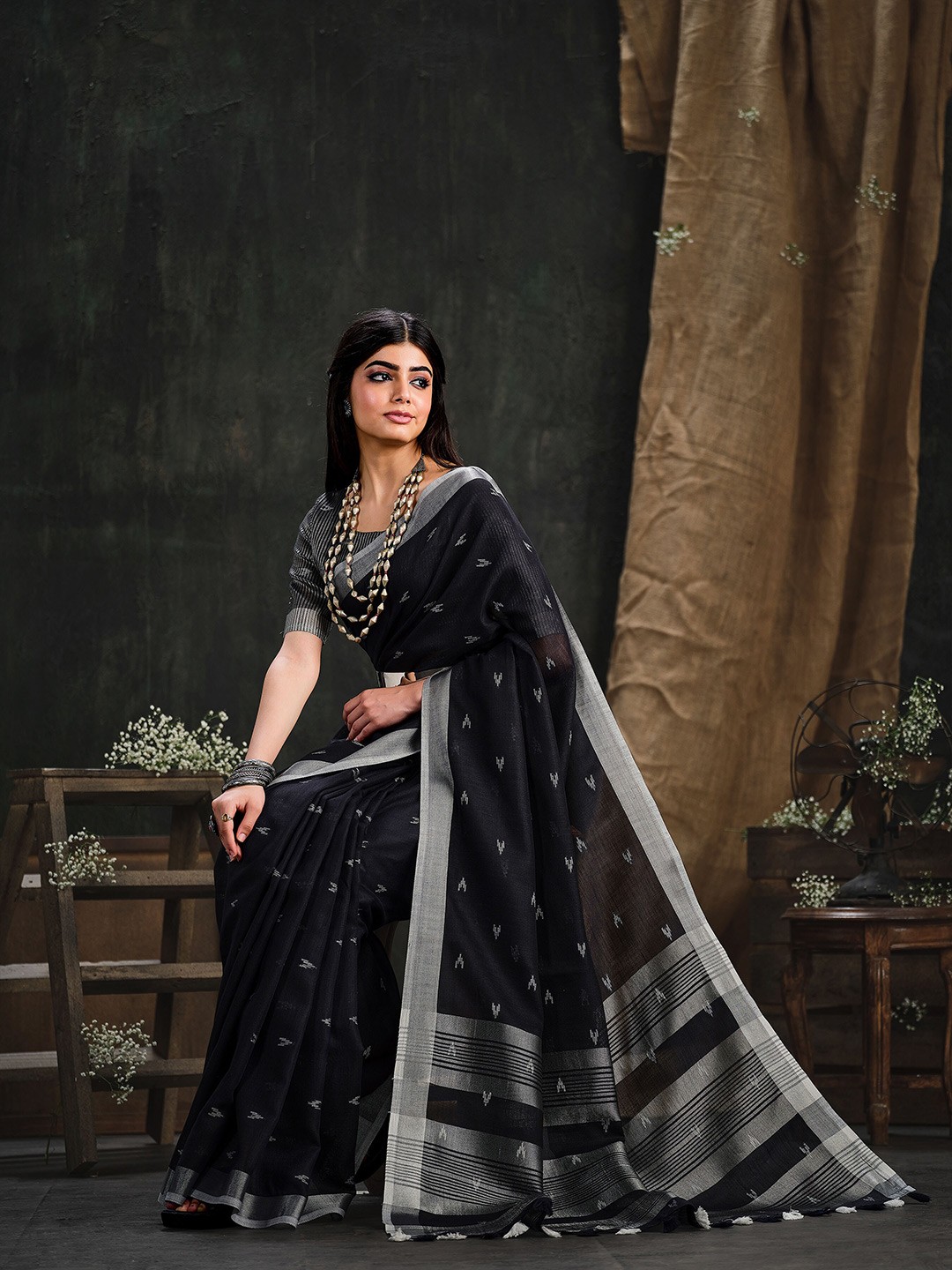 

Sangria Ethnic Motifs Woven Design Saree, Black