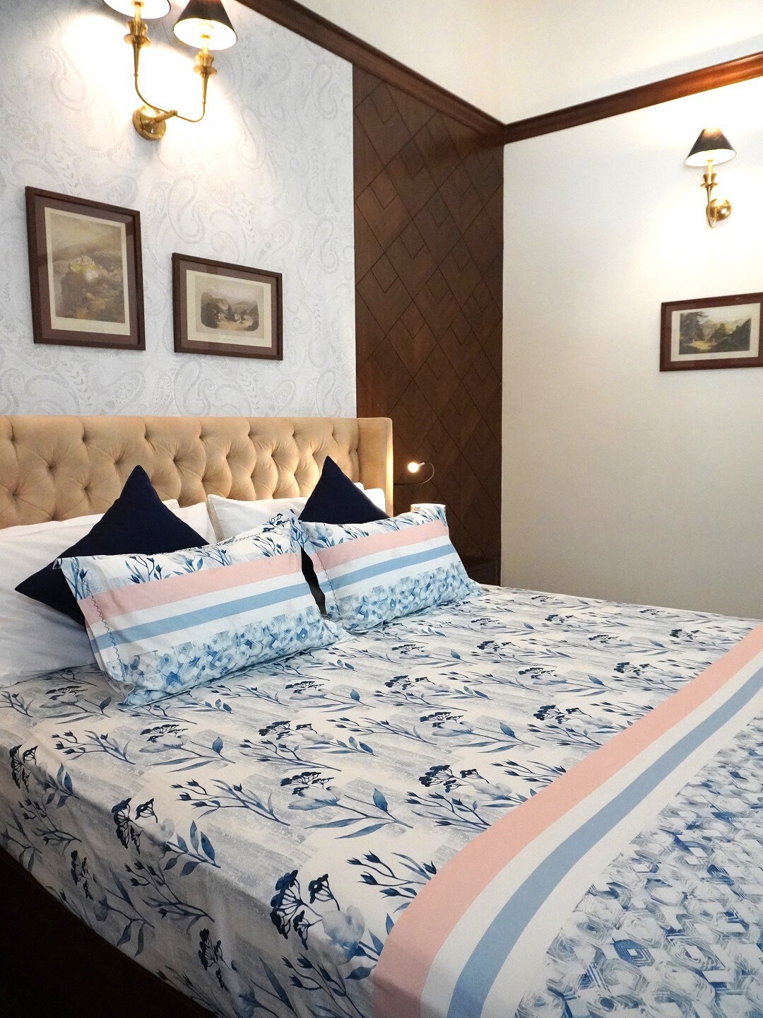 

TARA- Sparkling Homes Blue & White Floral Cotton 350 TC King Bedsheet & 2 Pillow Covers