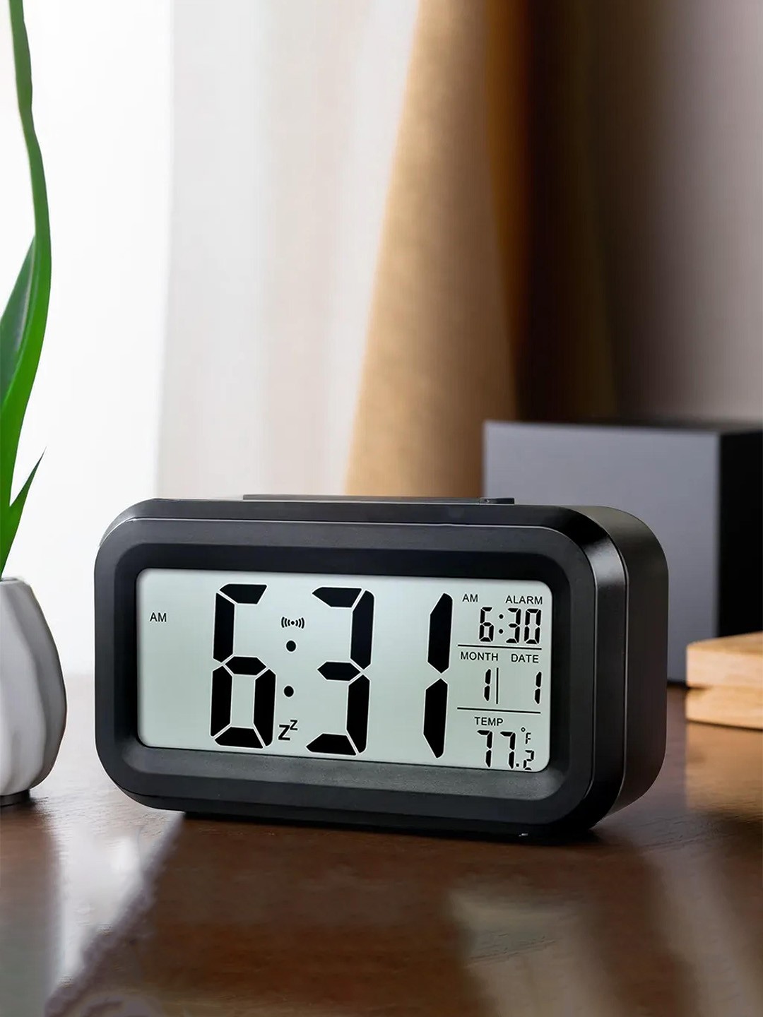 

Kuber Industries Black & White Printed Contemporary Table Clock