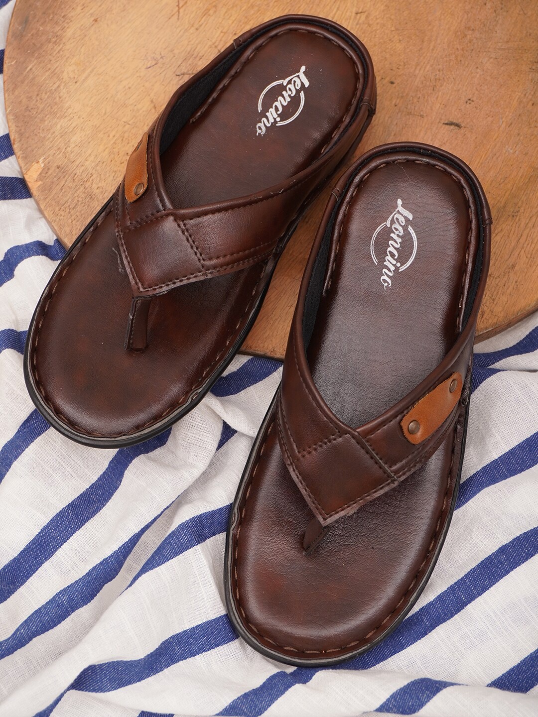 

LEONCINO Men Textured Comfort Sandals, Brown