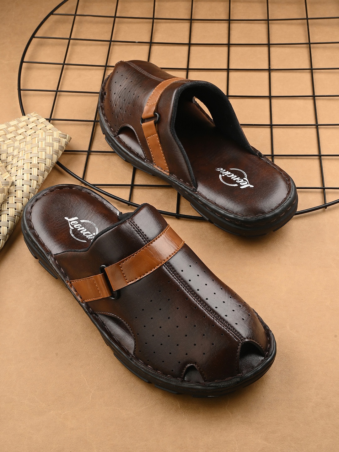

LEONCINO Men Perforated Comfort Sandals, Brown