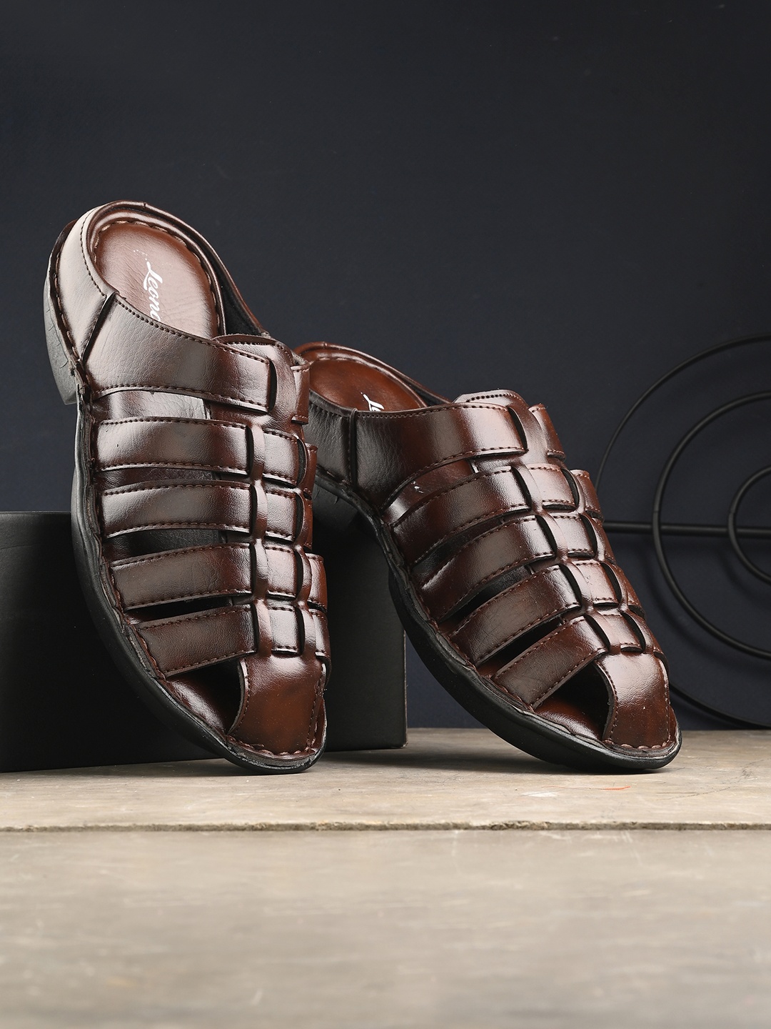 

LEONCINO Men Textured Comfort Sandals, Brown