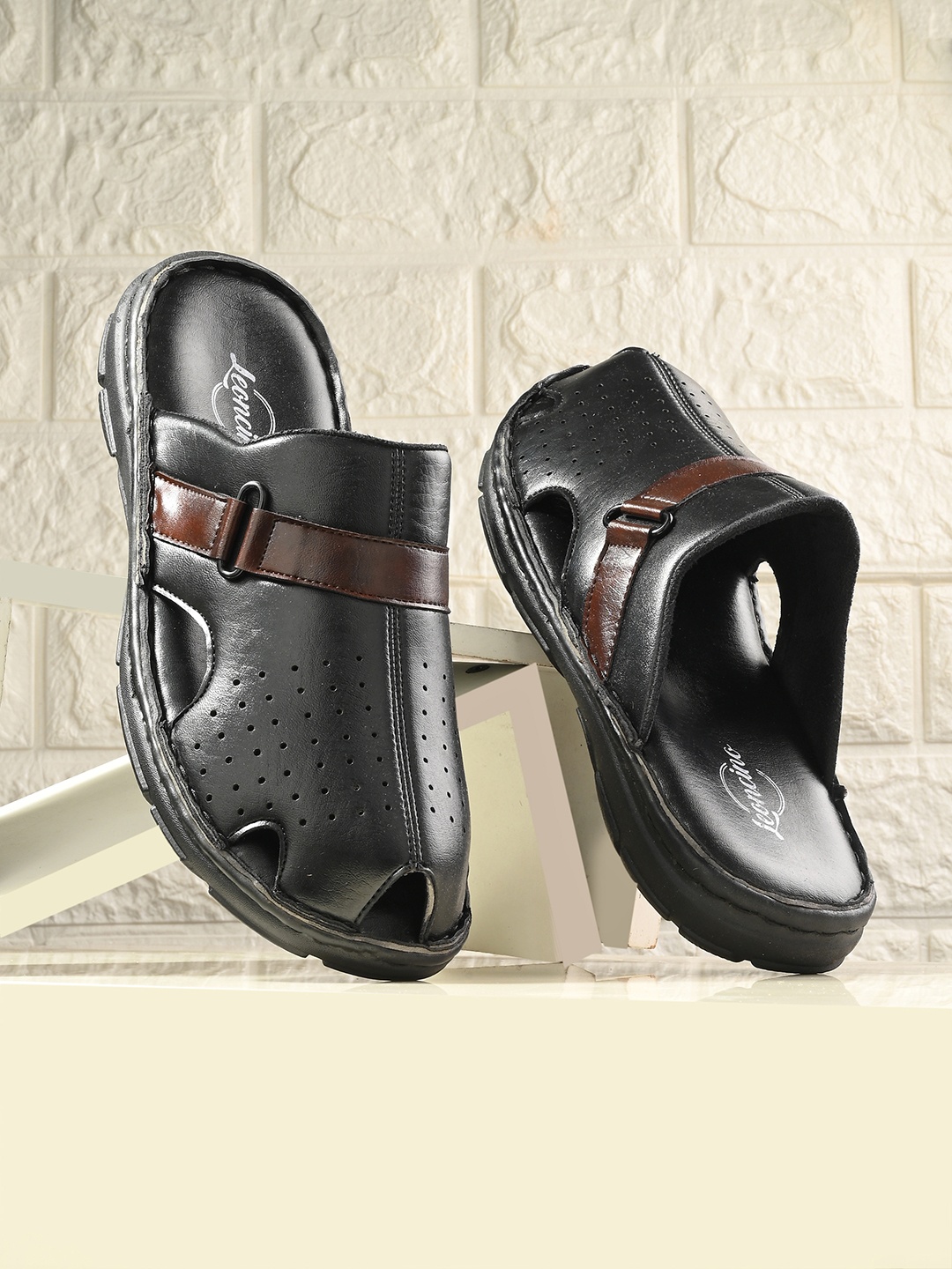 

LEONCINO Men Perforated Comfort Sandals, Black