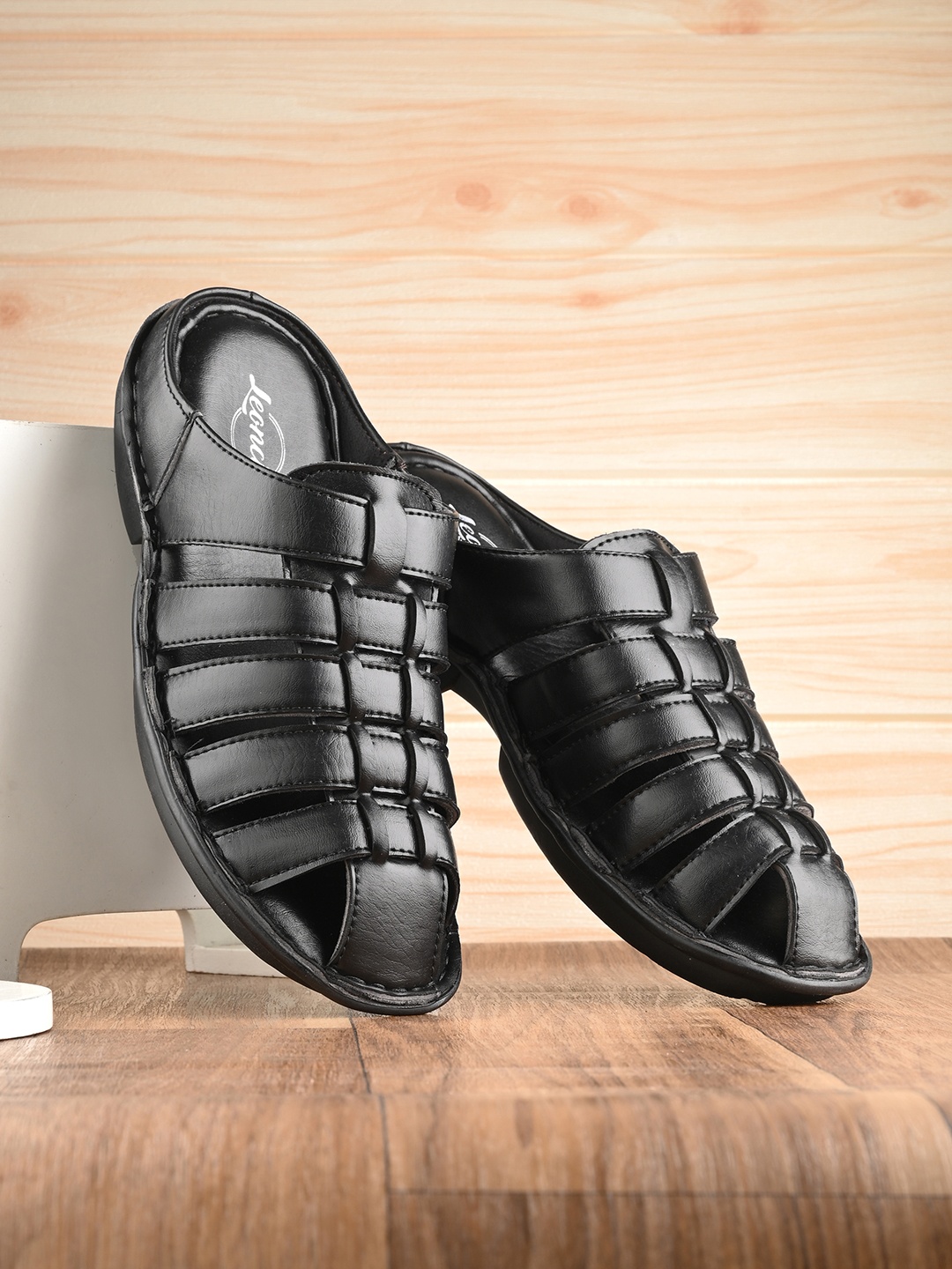

LEONCINO Men Textured Comfort Sandals, Black