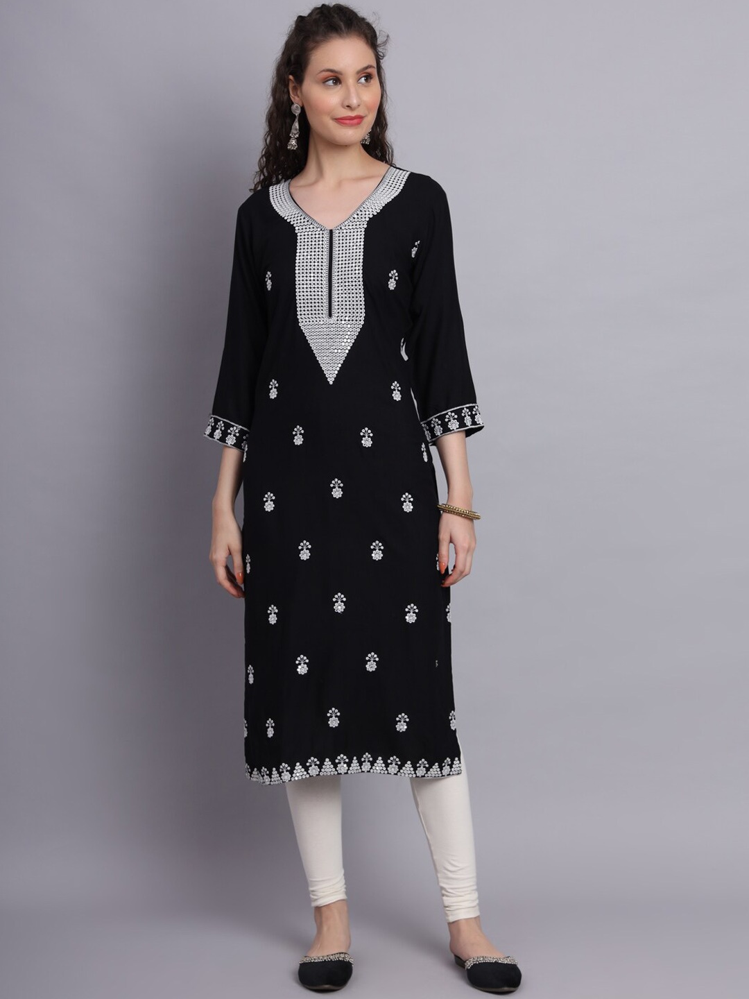 

VAIRAGEE Floral Embroidered Thread Work Straight Regular Kurta, Black