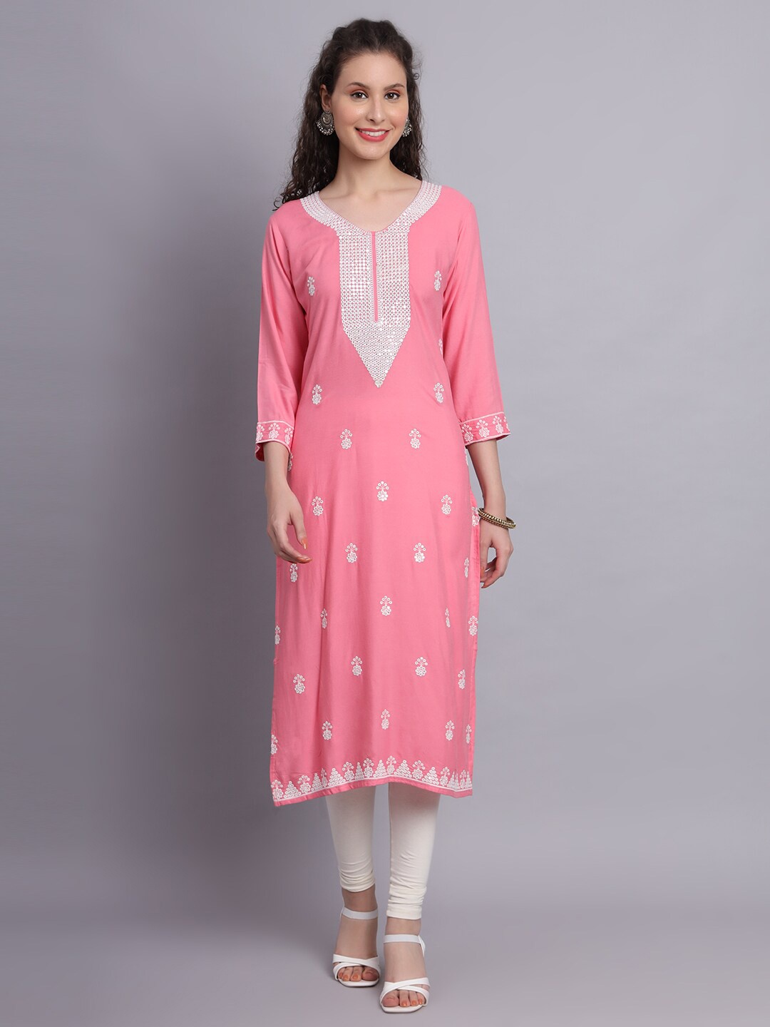 

VAIRAGEE Floral Embroidered Thread Work Straight Regular Kurta, Pink