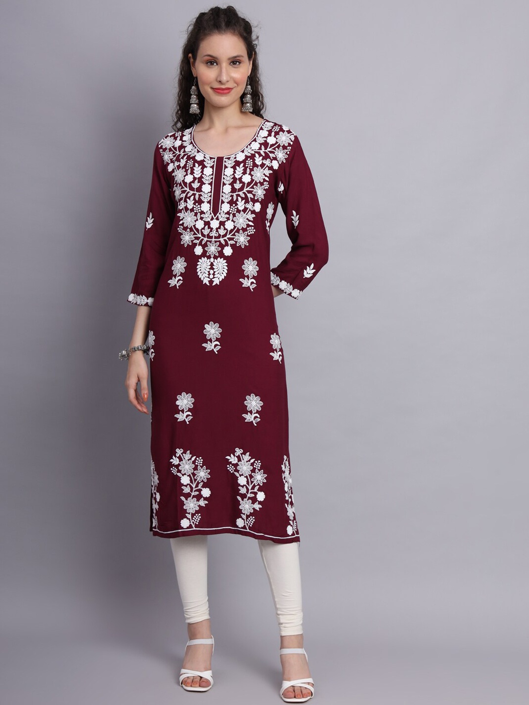 

VAIRAGEE Floral Embroidered Thread Work Straight Regular Kurta, Magenta