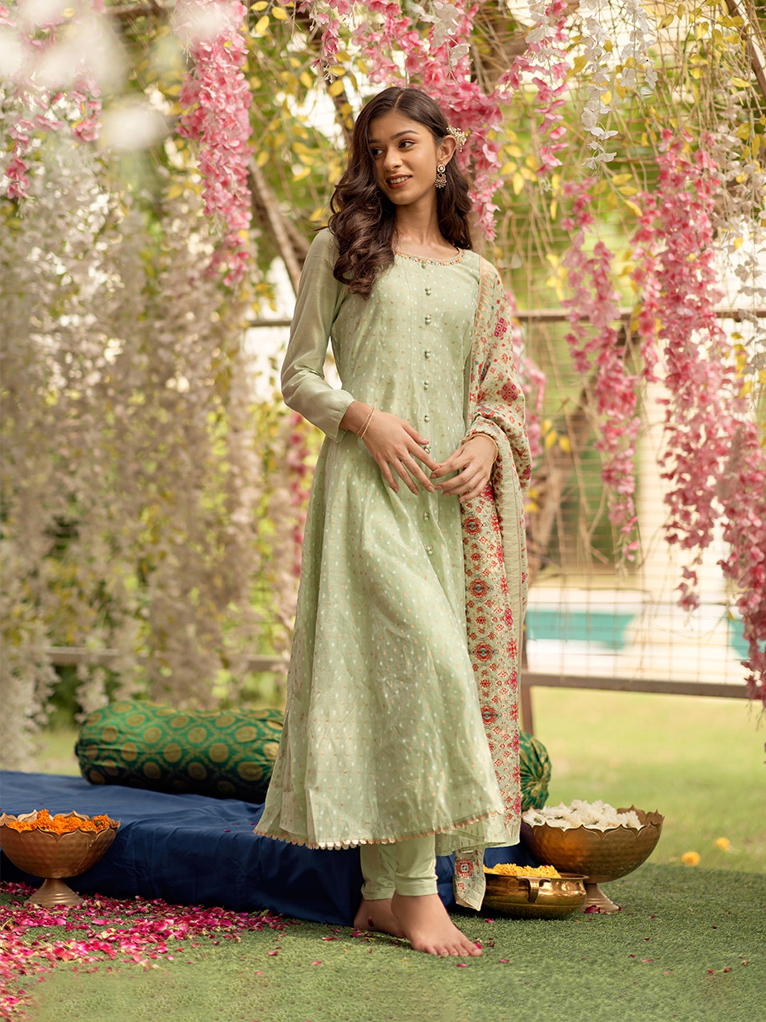 

AURELIA Geometric Printed Regular Thread Work Kurta With Leggings & With Dupatta, Green