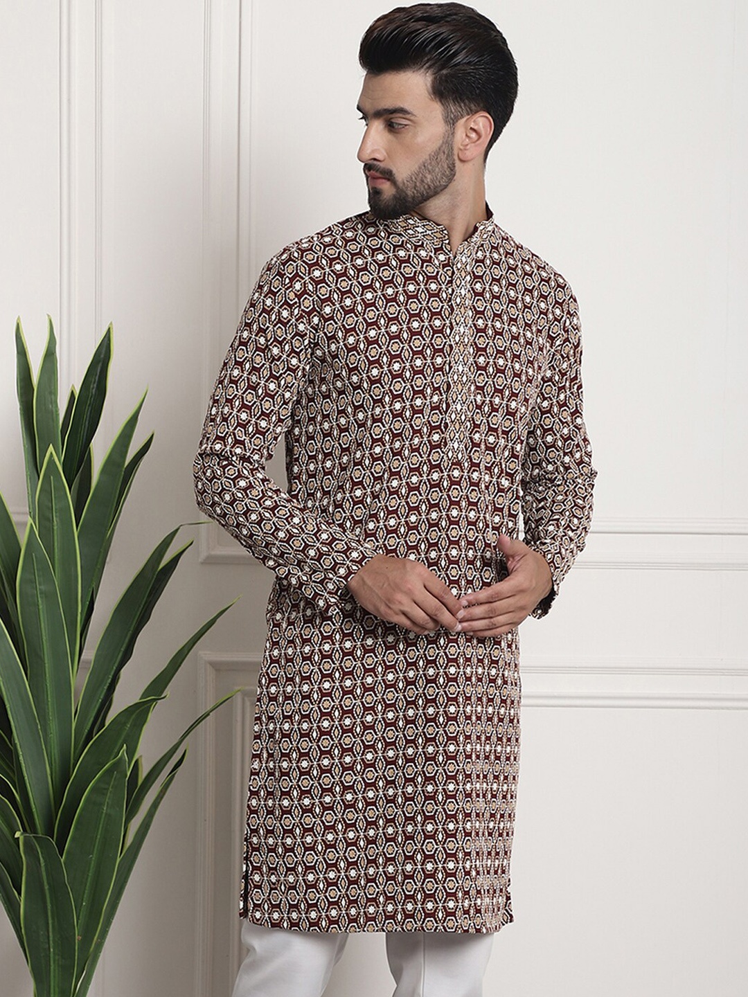 

SOJANYA Geometric Embroidered Mandarin Collar Kurta, Maroon