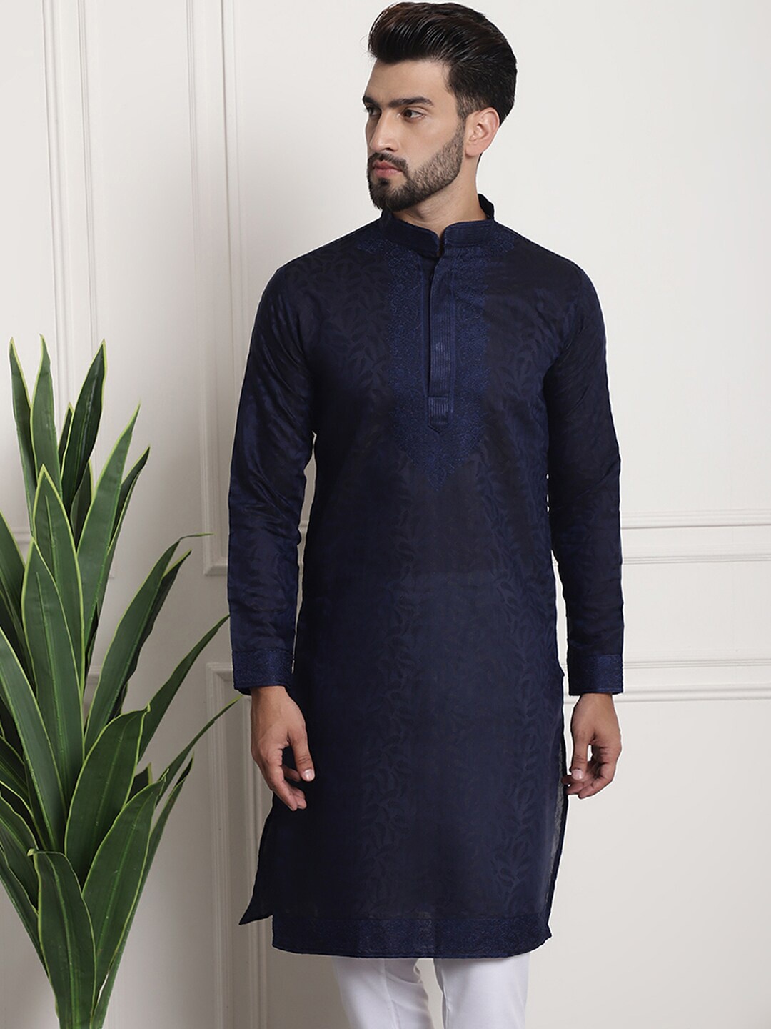 

SOJANYA Woven Design Mandarin Collar Thread Work Kurta, Navy blue