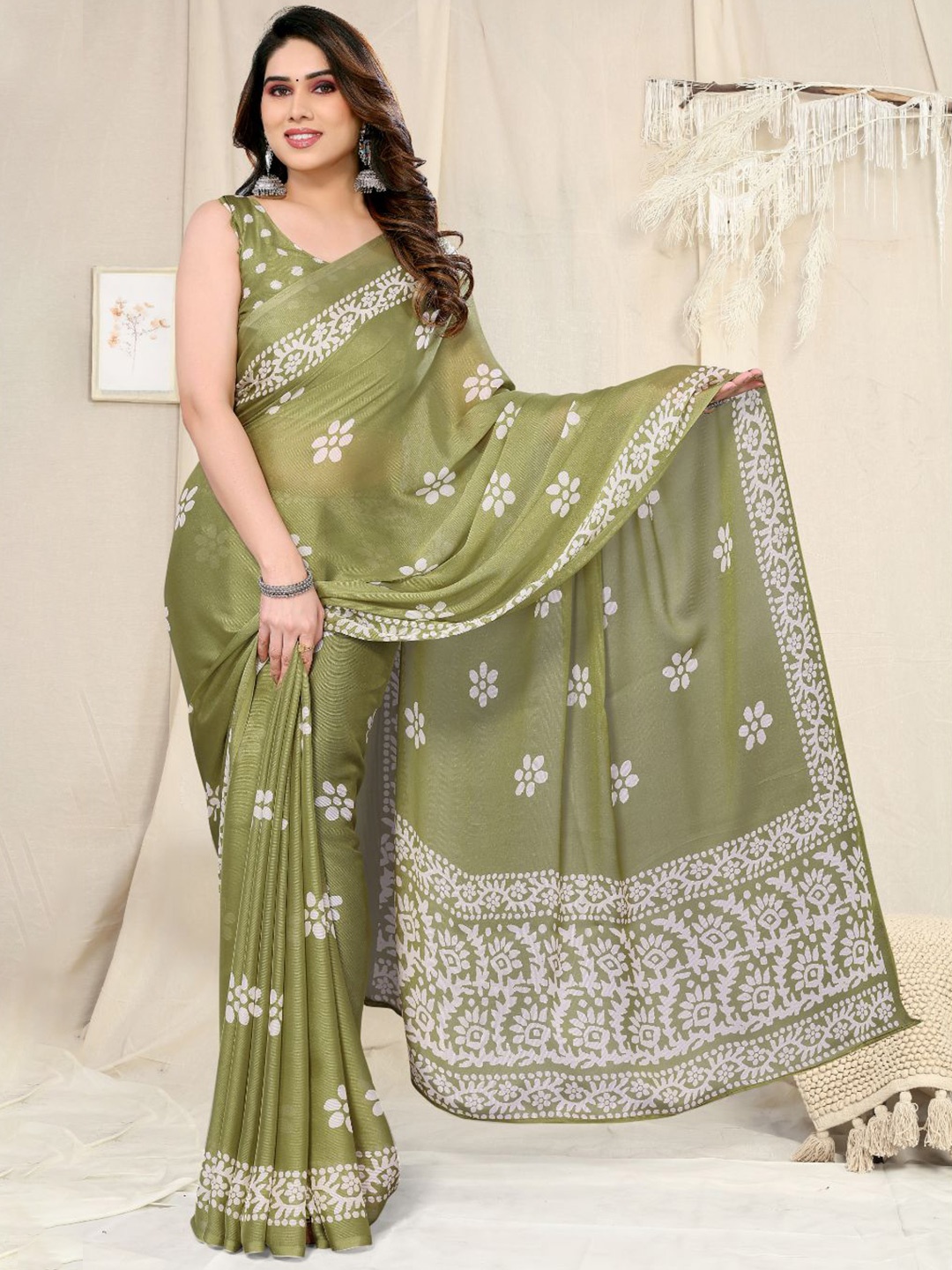 

FABMORA Floral Printed Saree, Green