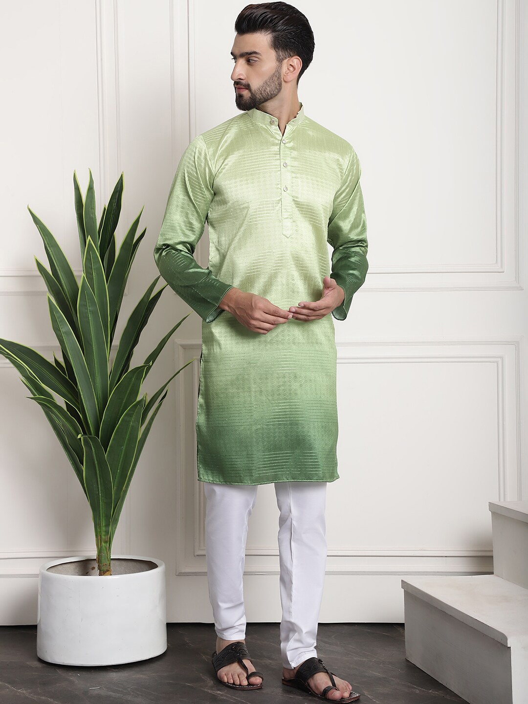 

SOJANYA Dyed Mandarin Collar Straight Kurta With Pyjamas, Green