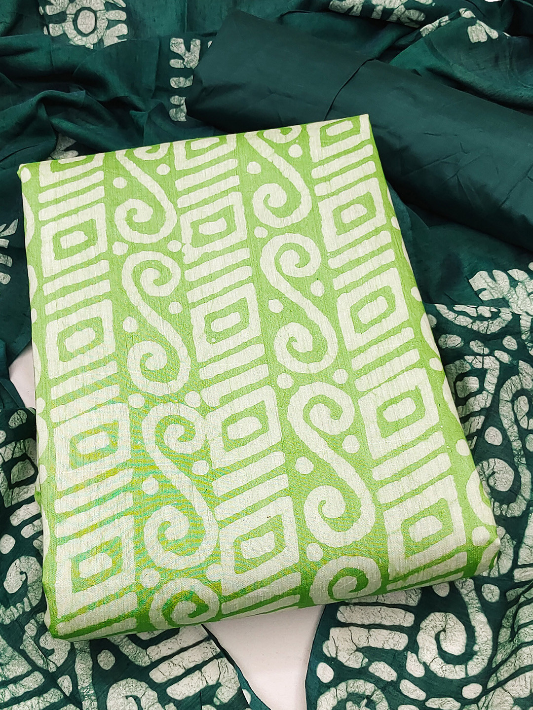 

MANVAA Ethnic Motifs Batik Printed Pure Cotton Unstitched Dress Material, Green