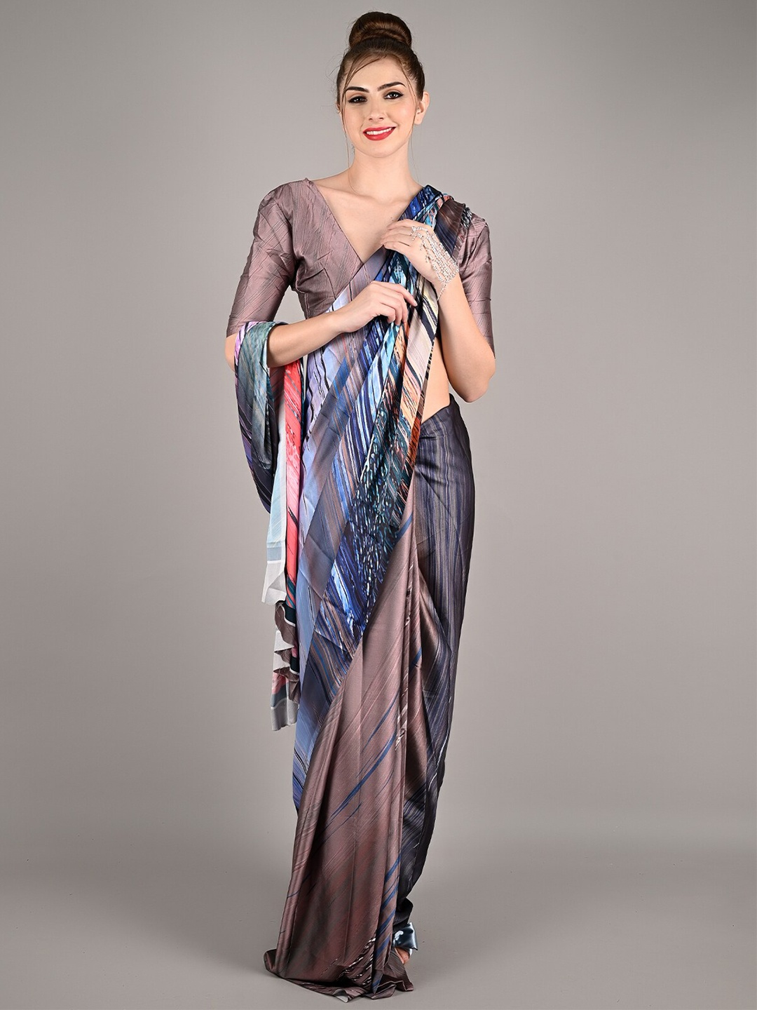 

ODETTE Abstract Printed Saree, Grey