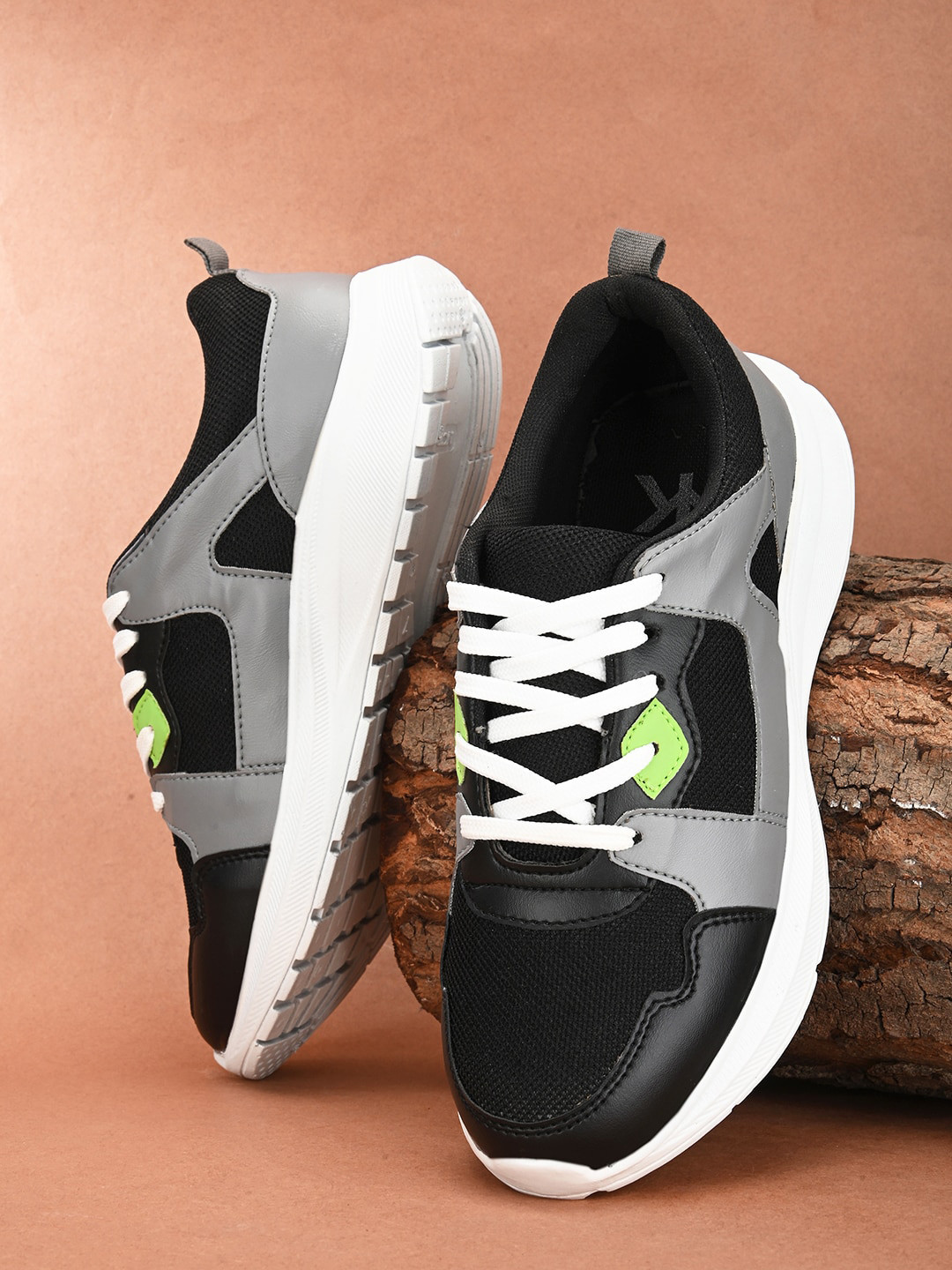 

Kook N Keech Men Black & Grey Colourblocked Sneakers