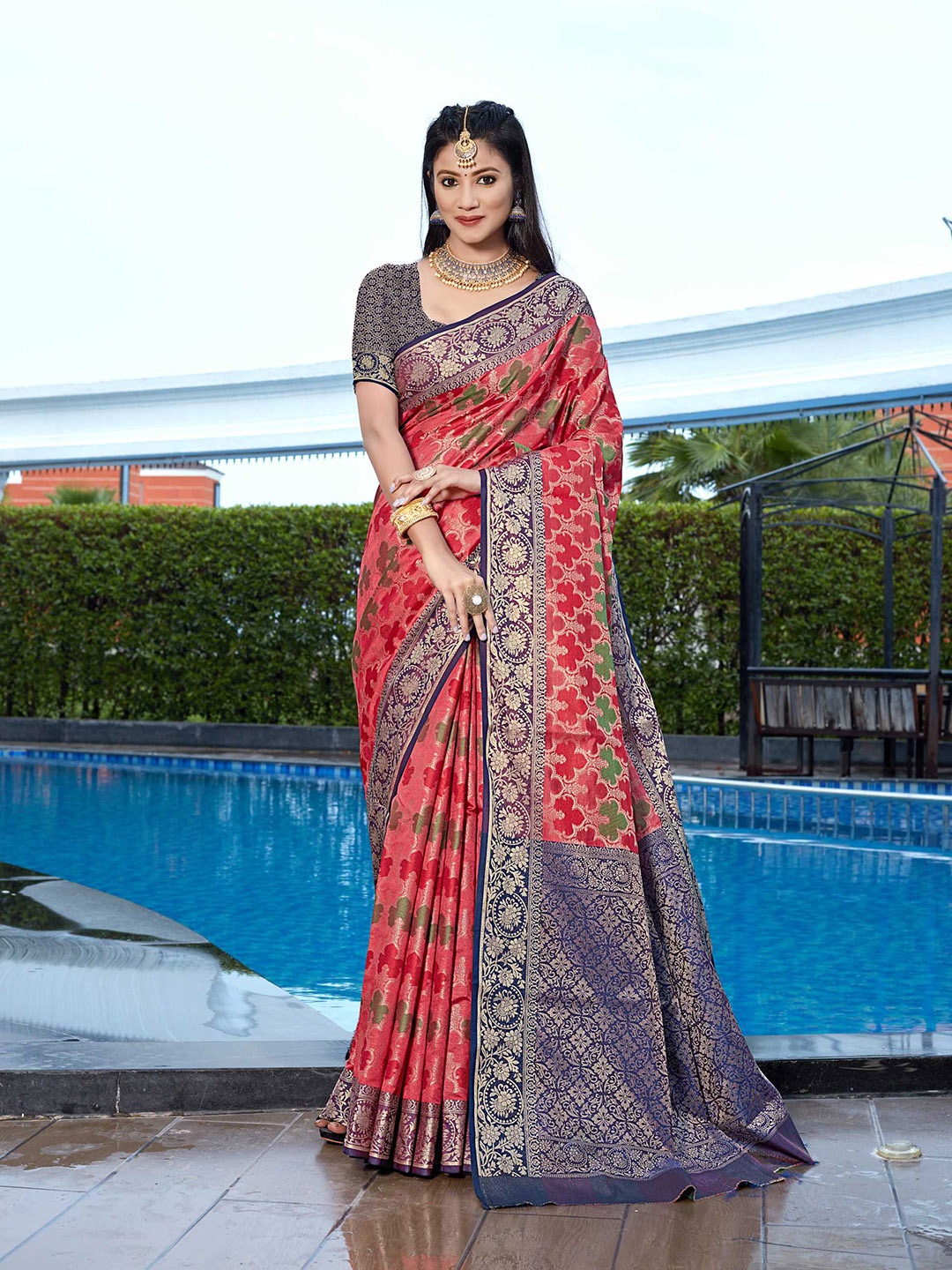 

Mitera Woven Design Zari Banarasi Saree, Peach