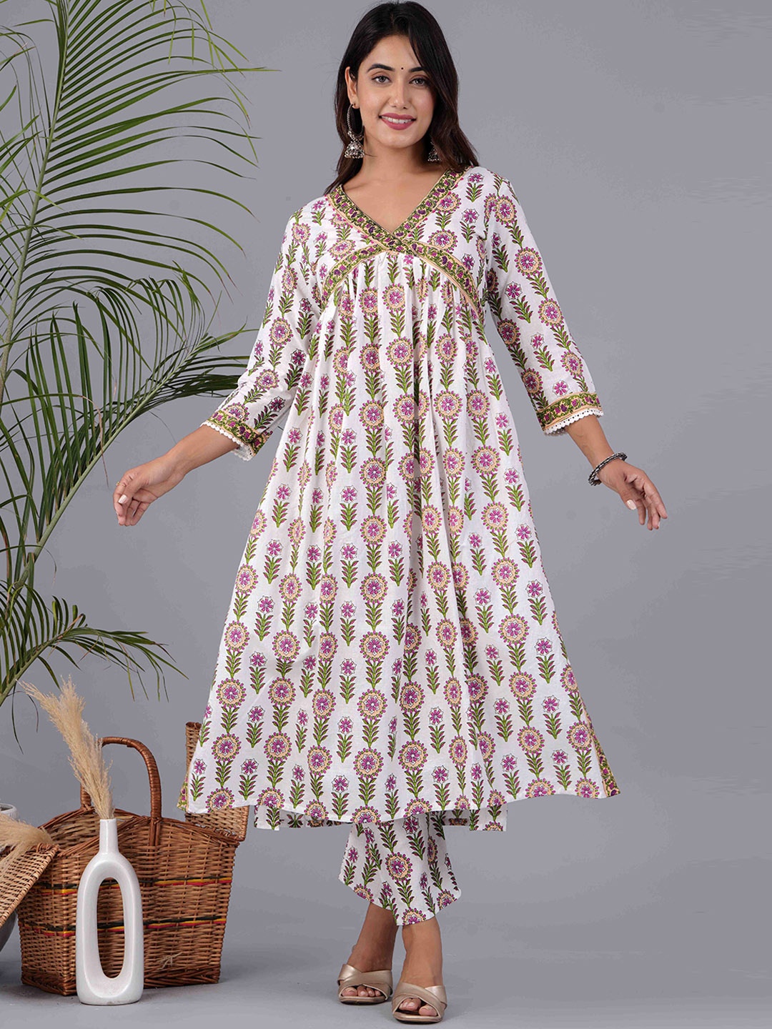 

PARCHHAI Floral Printed Empire Pure Cotton Kurta with Trousers, Green
