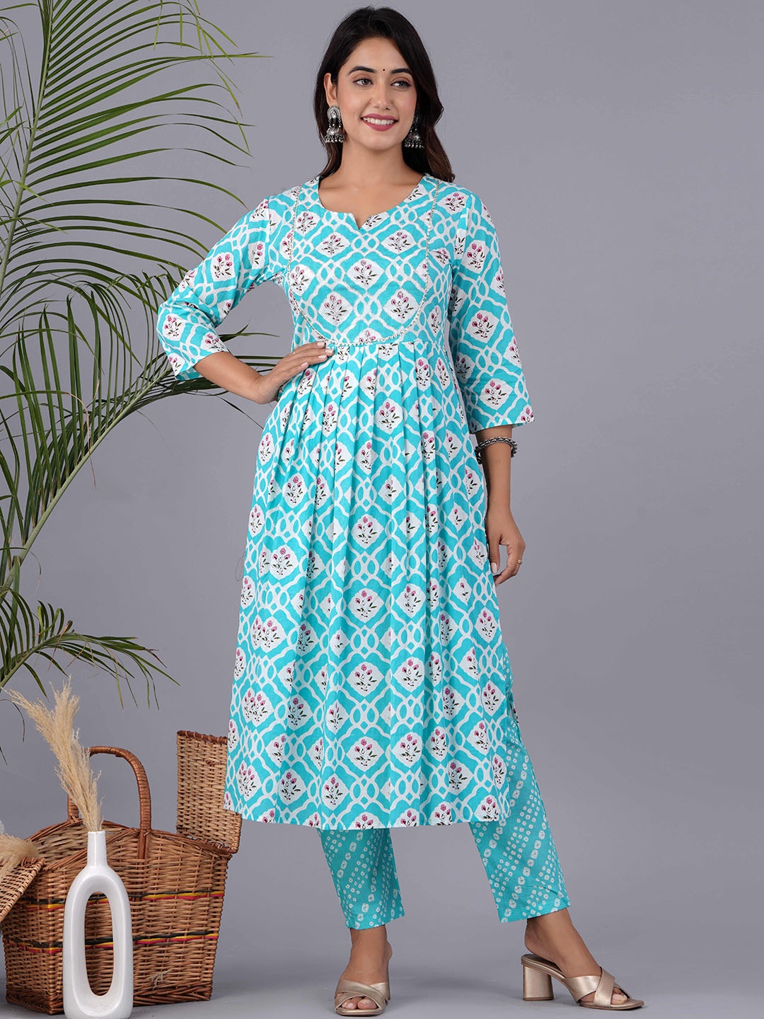 

PARCHHAI Floral Printed Empire Gotta Patti Pure Cotton Kurta with Trousers, Sea green