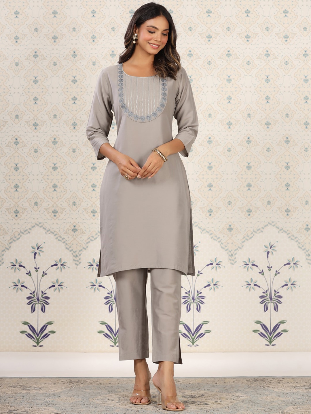 

Ode by House of Pataudi Floral Embroidered Yoke Design Straight Kurta, Grey