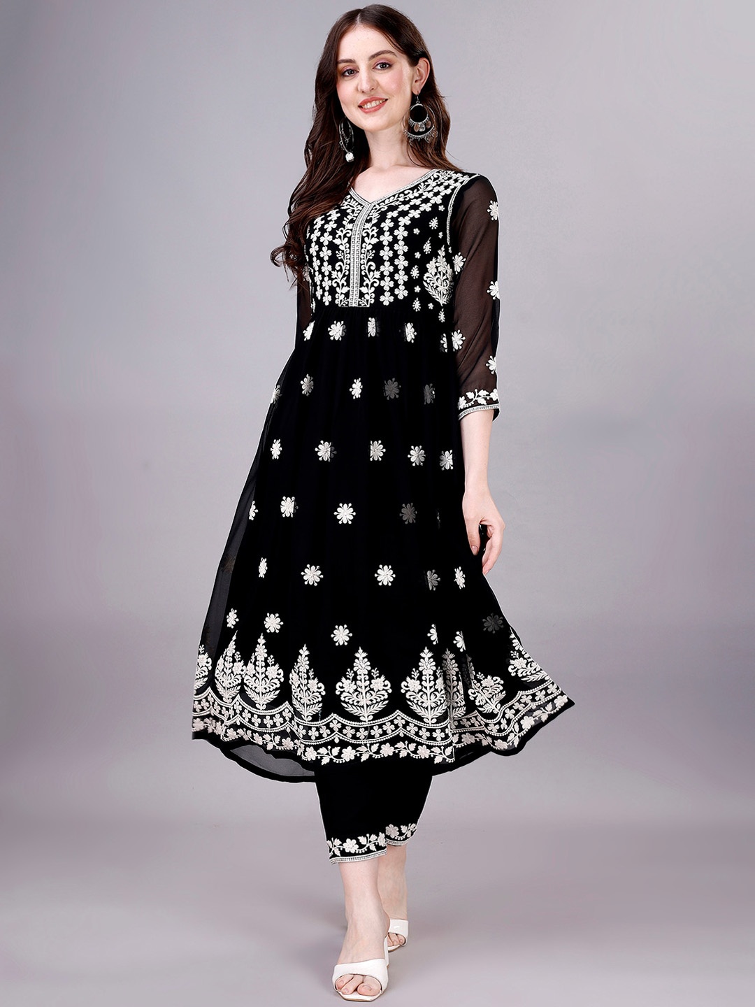 

GORGONE Floral Embroidered Chikankari Kurta with Trousers, Black