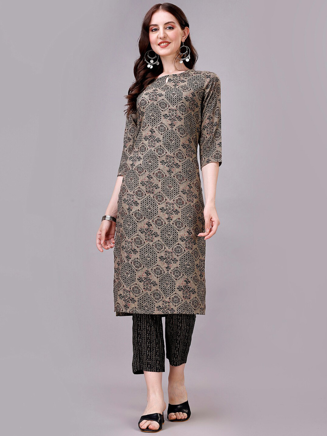 

GORGONE Ethnic Motifs Printed Keyhole Neck Kurta with Trousers, Black