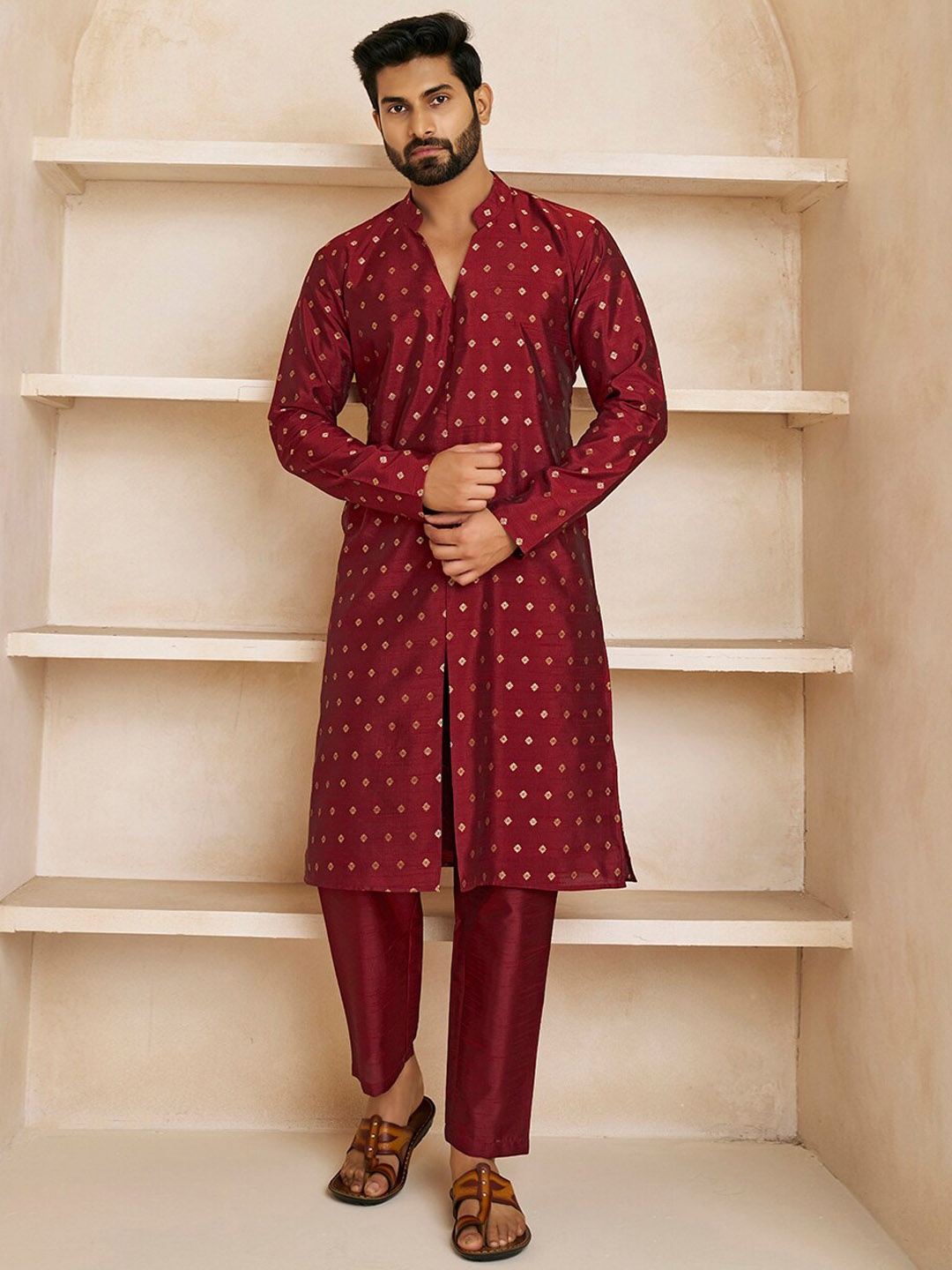 

Inddus Ethnic Motifs Woven Design Mandarin Collar Kurta with Trousers, Maroon