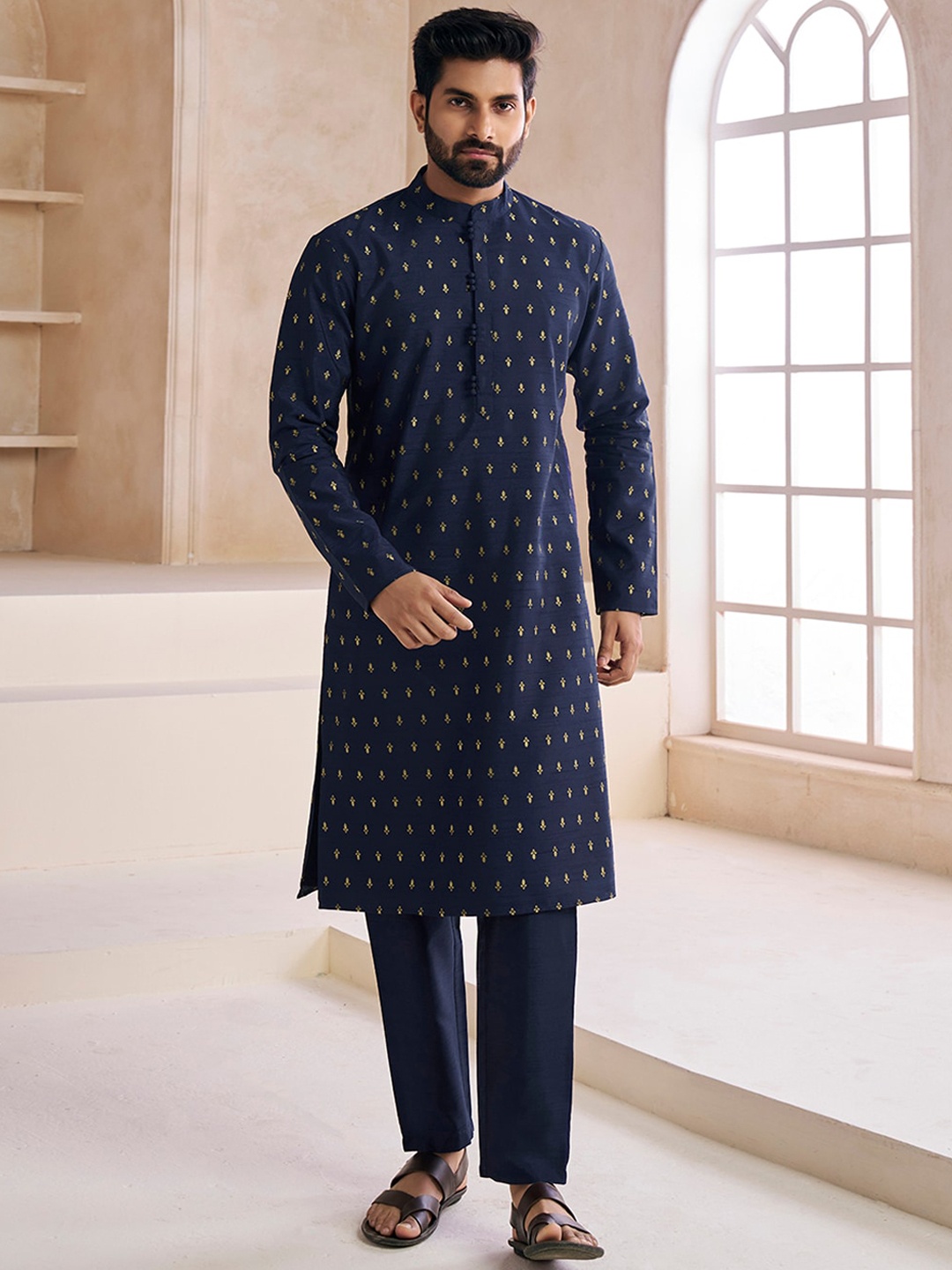 

Inddus Ethnic Motifs Printed Regular Kurta With Trousers, Navy blue