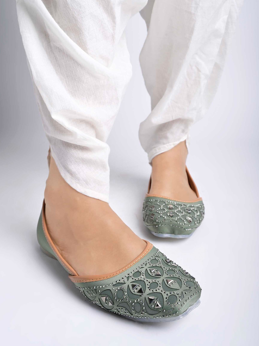 

Shoetopia Girls Embellished Round Toe Mojaris, Green