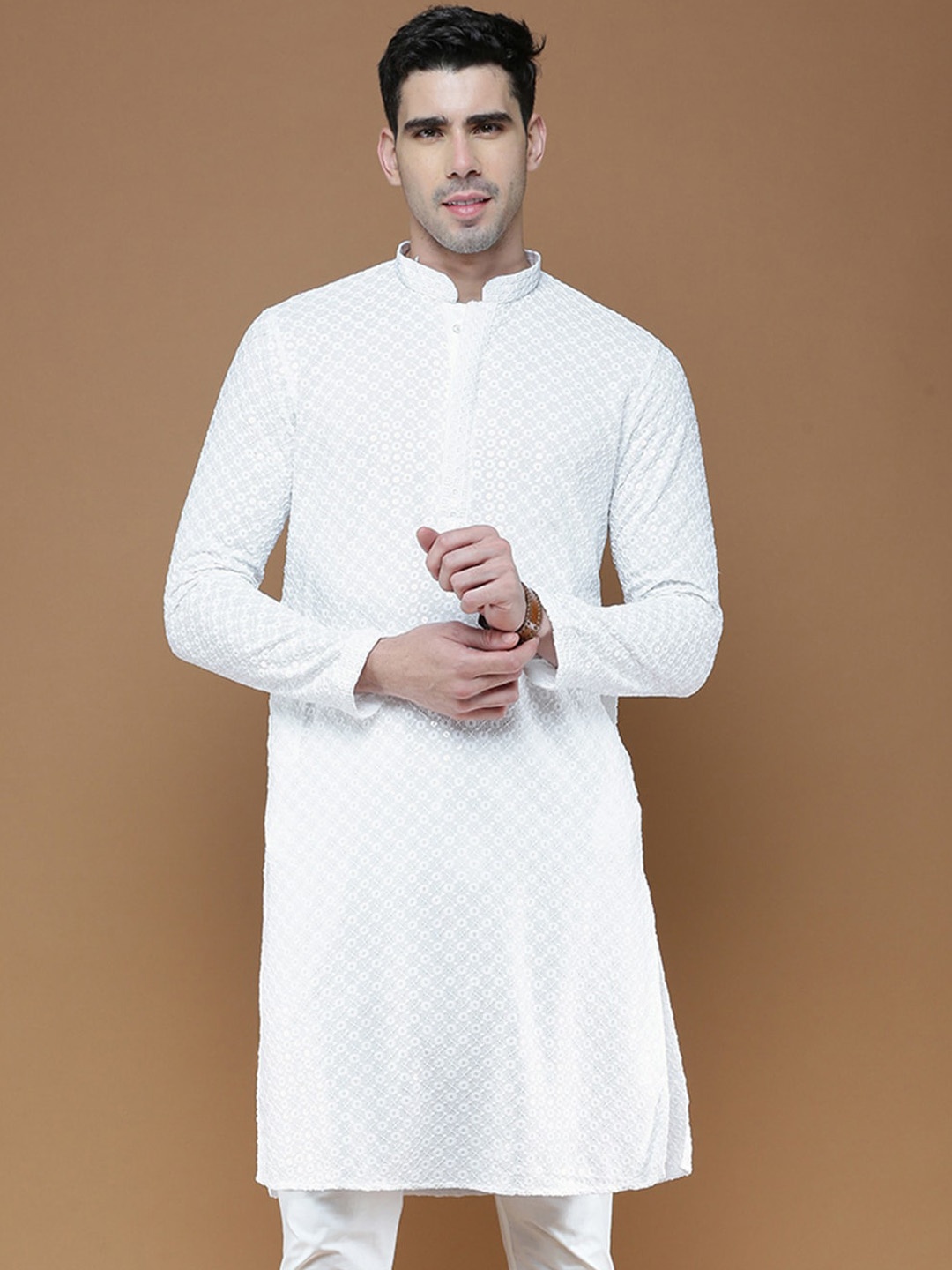 

Sanwara Geometric Embroidered Mandarin Collar Chikankari Kurta, White