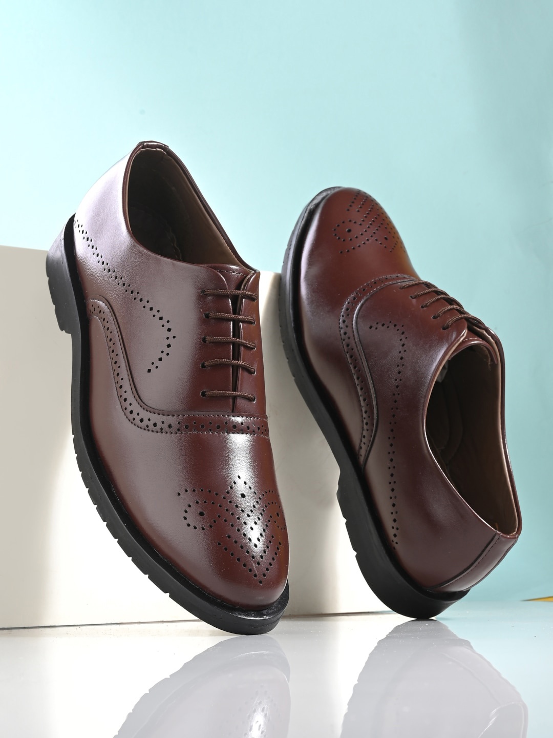 

INVICTUS Men Textured Formal Oxfords, Brown