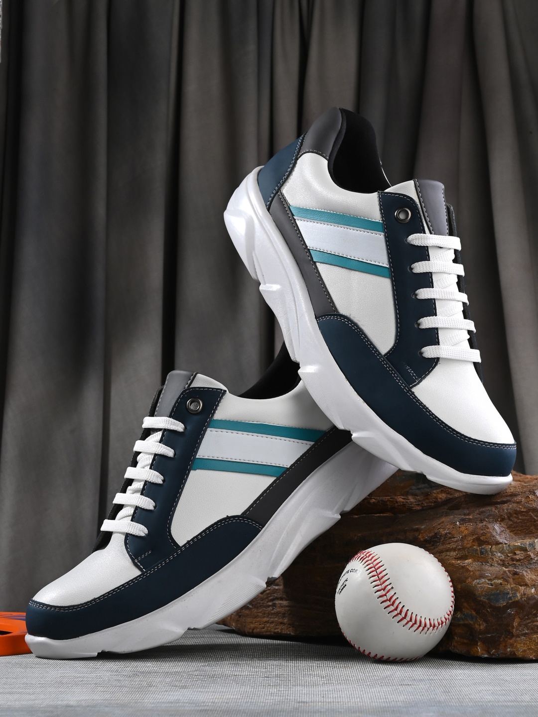 

The Roadster Lifestyle Co. Men White & Navy Blue Colourblocked Lightweight Sneakers