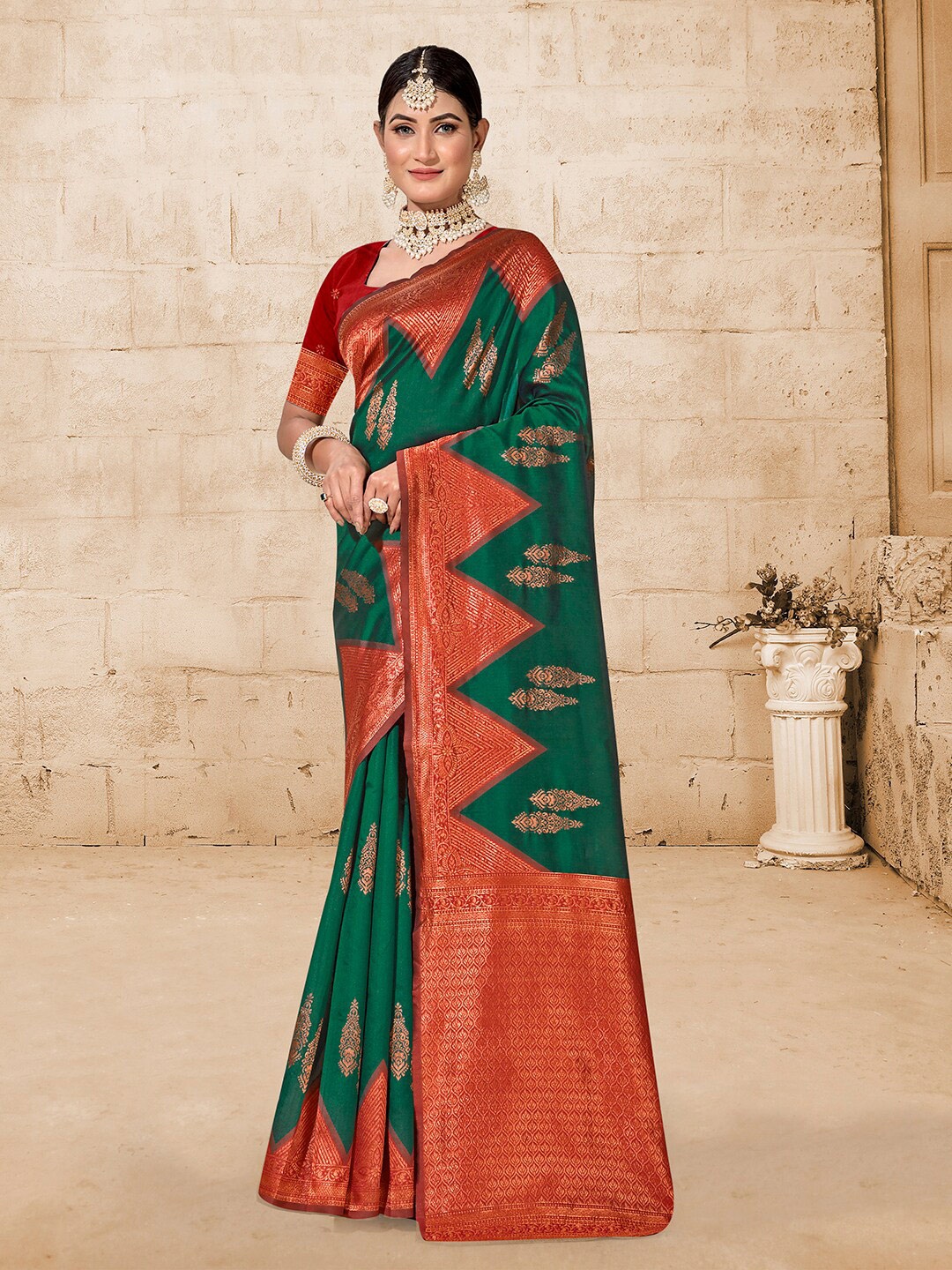 

Anouk Green & Red Ethnic Motifs Ethnic Motifs Woven Design Zari Saree