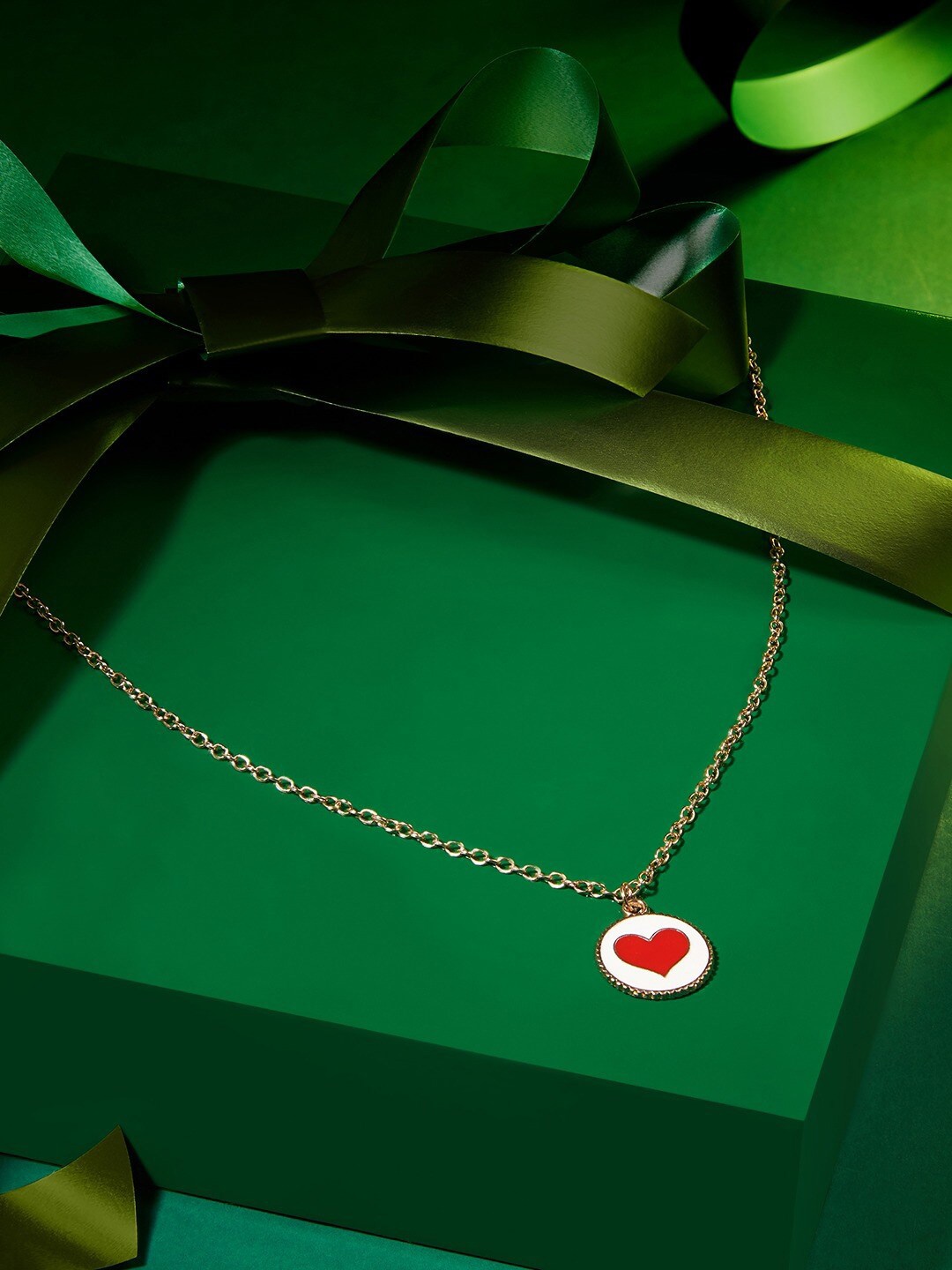 

Zaveri Pearls Gold Plated Enamelled Heart Pendant Chain
