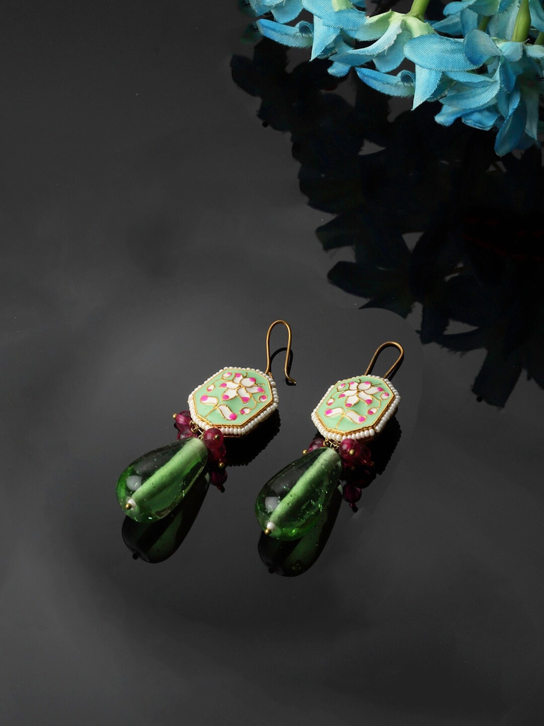 

DUGRISTYLE Gold-Plated Kundan-Studded Contemporary Drop Earrings