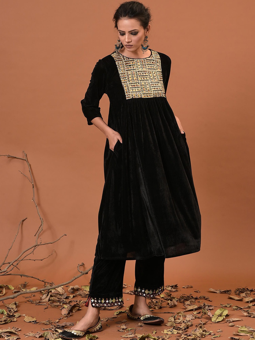 

NUHH Ethnic Motifs Yoke Design Sequinned Velvet Kurta With Trousers, Black