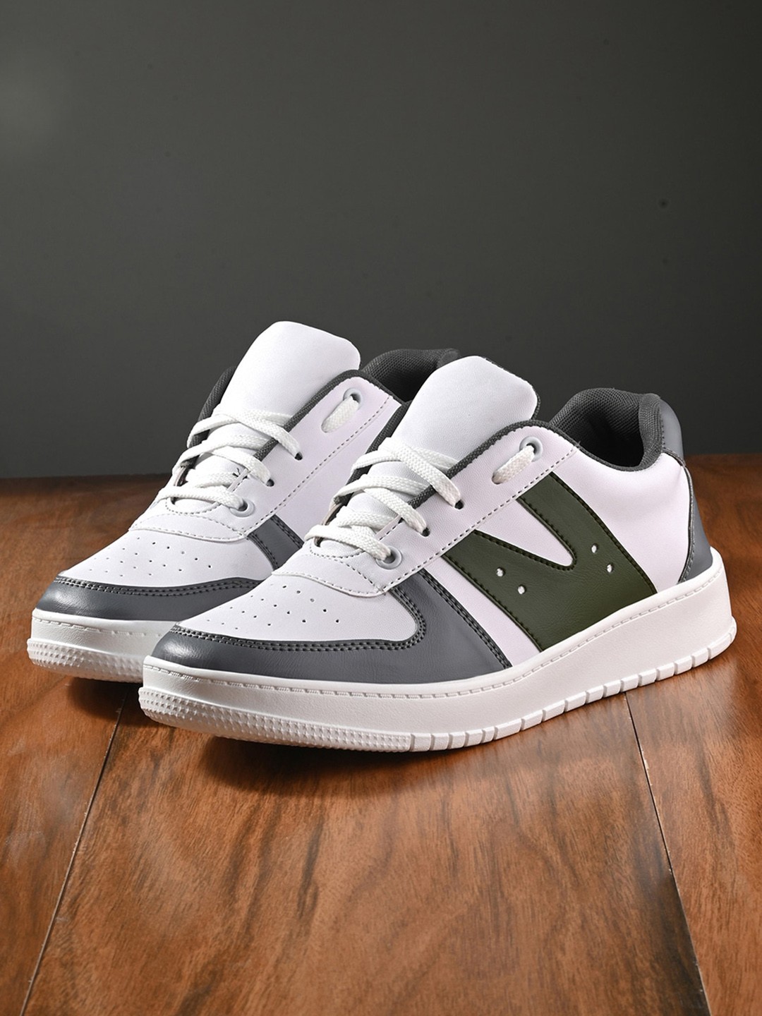 

The Roadster Lifestyle Co. Men White & Grey Colourblocked Comfort Insole Sneakers