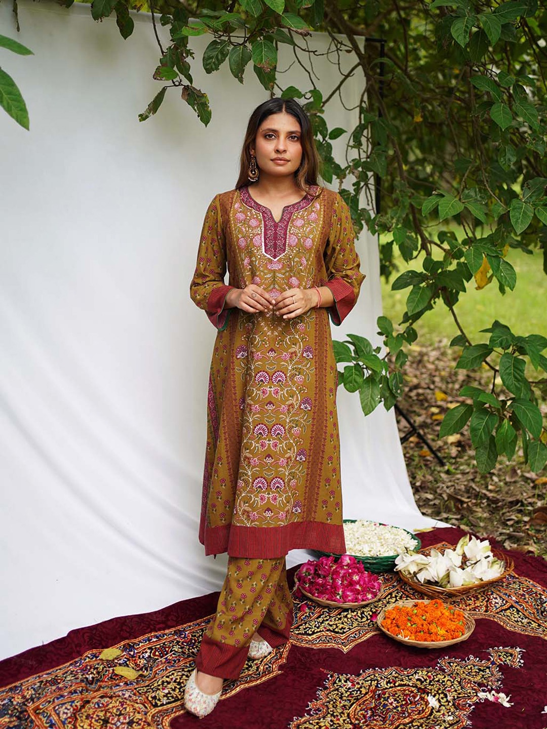 

Lakshita Floral Printed Regular Kurta with Trousers, Green
